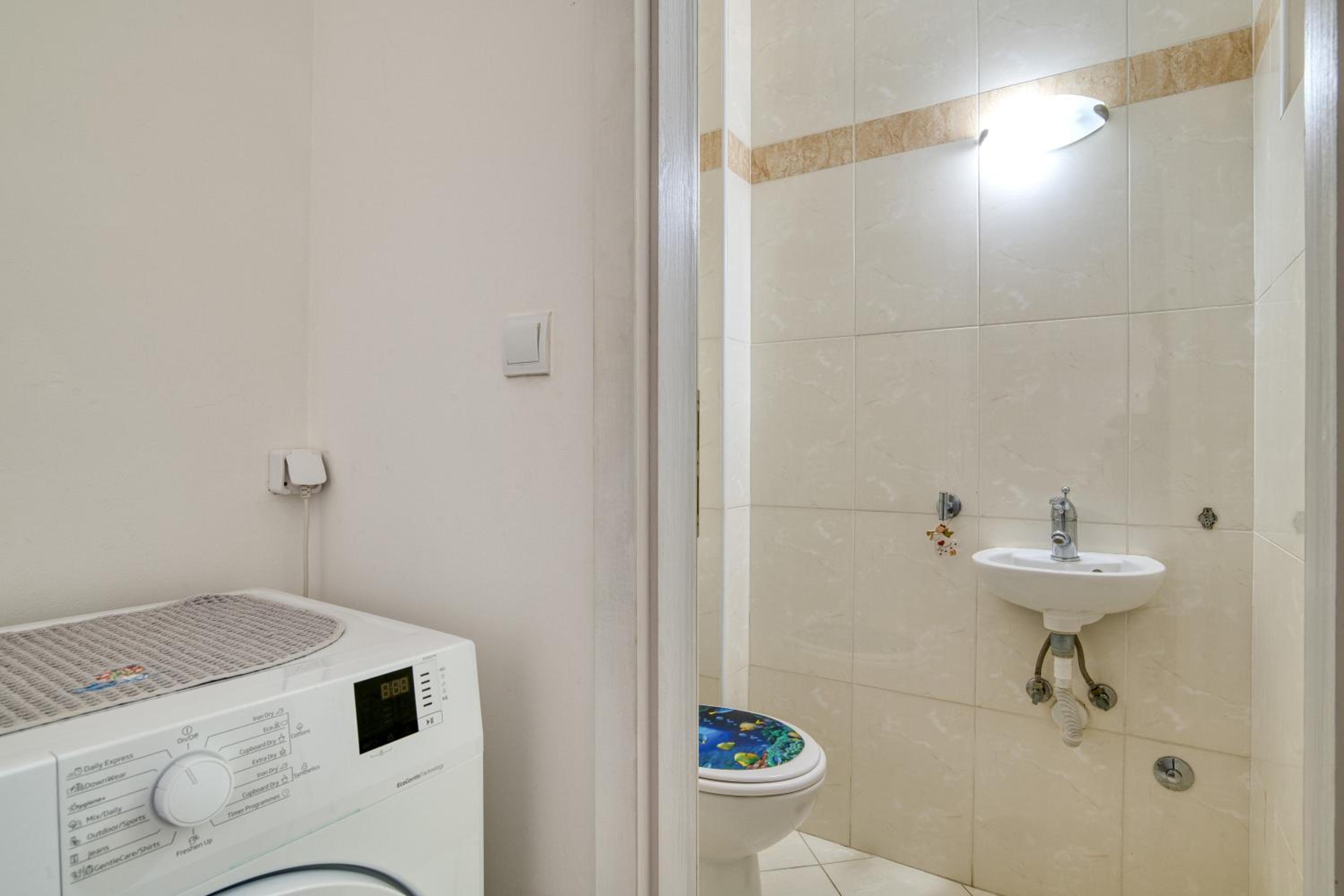 Two-bedroom apartment with sea view view 3