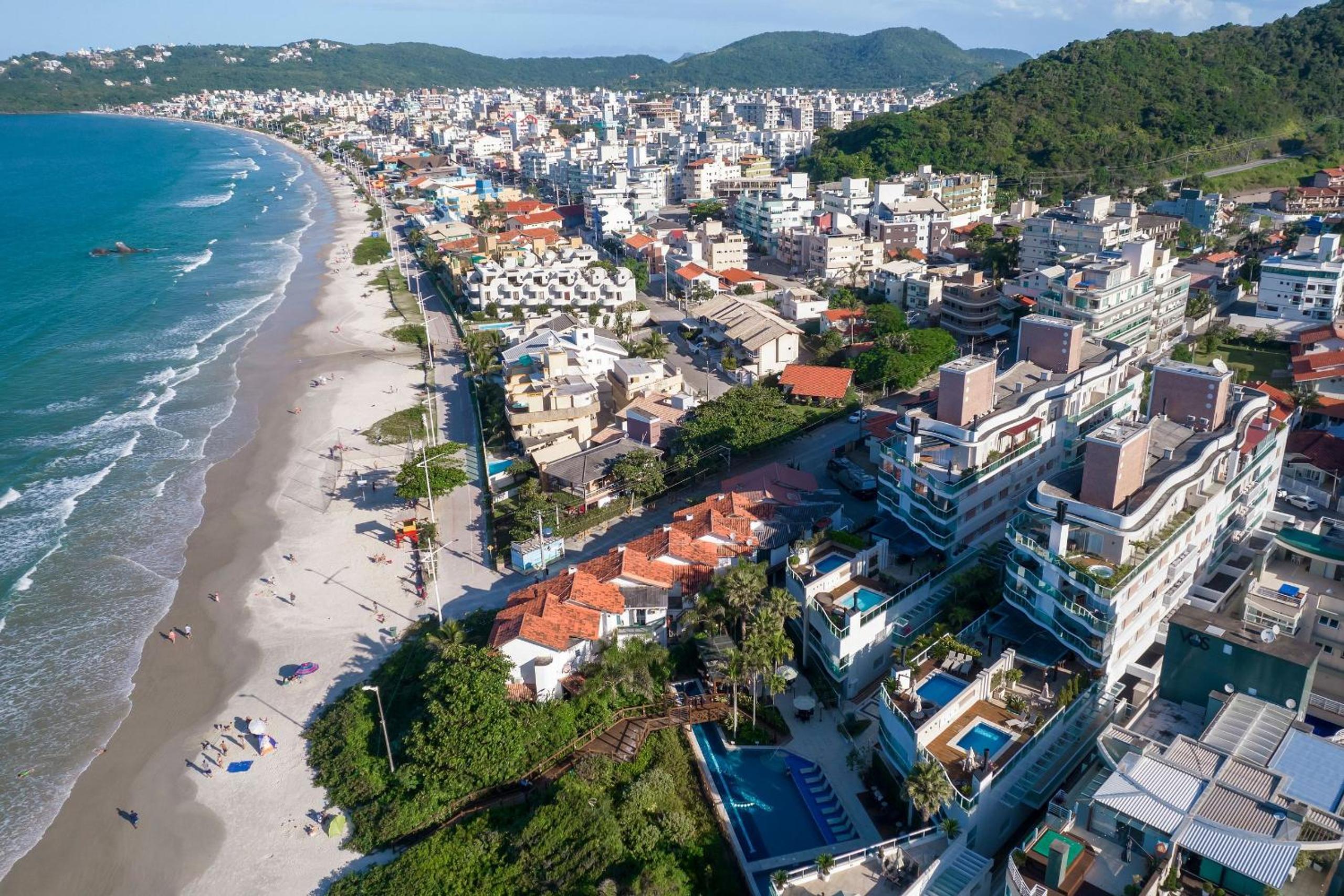 Varandas do Atlântico 201 A - Excelente Apartamento em Condomínio Pé na Areia na praia de Bombas