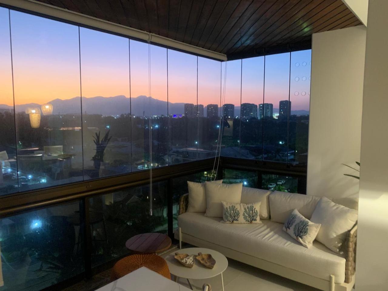 Lindo apto no melhor lugar da Barra da Tijuca! Com uma vista de tirar o fôlego, frente para o mar! Totalmente equipado e decorado ao lado dos melhores hoté