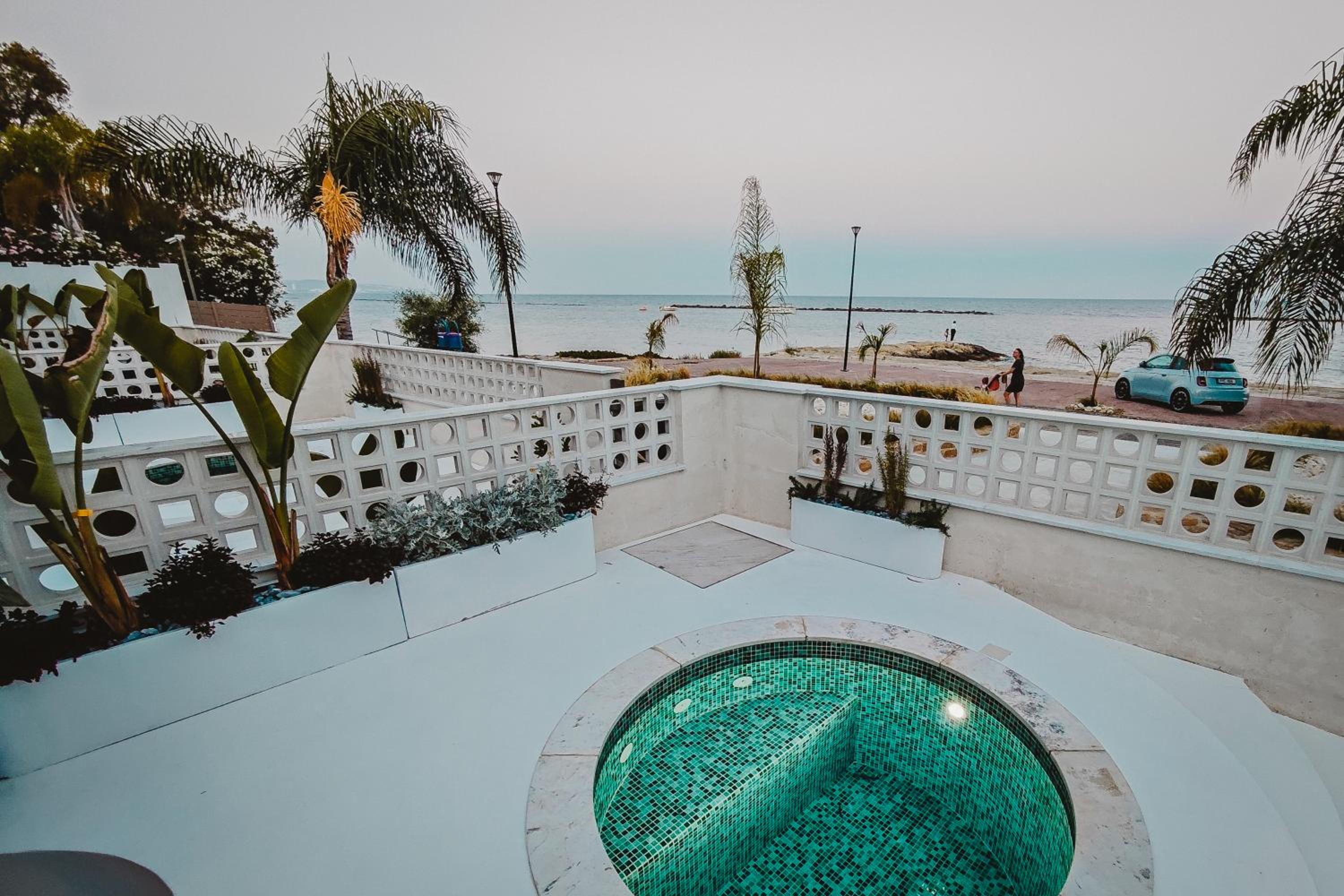 Q Coconuts Seaside Suites