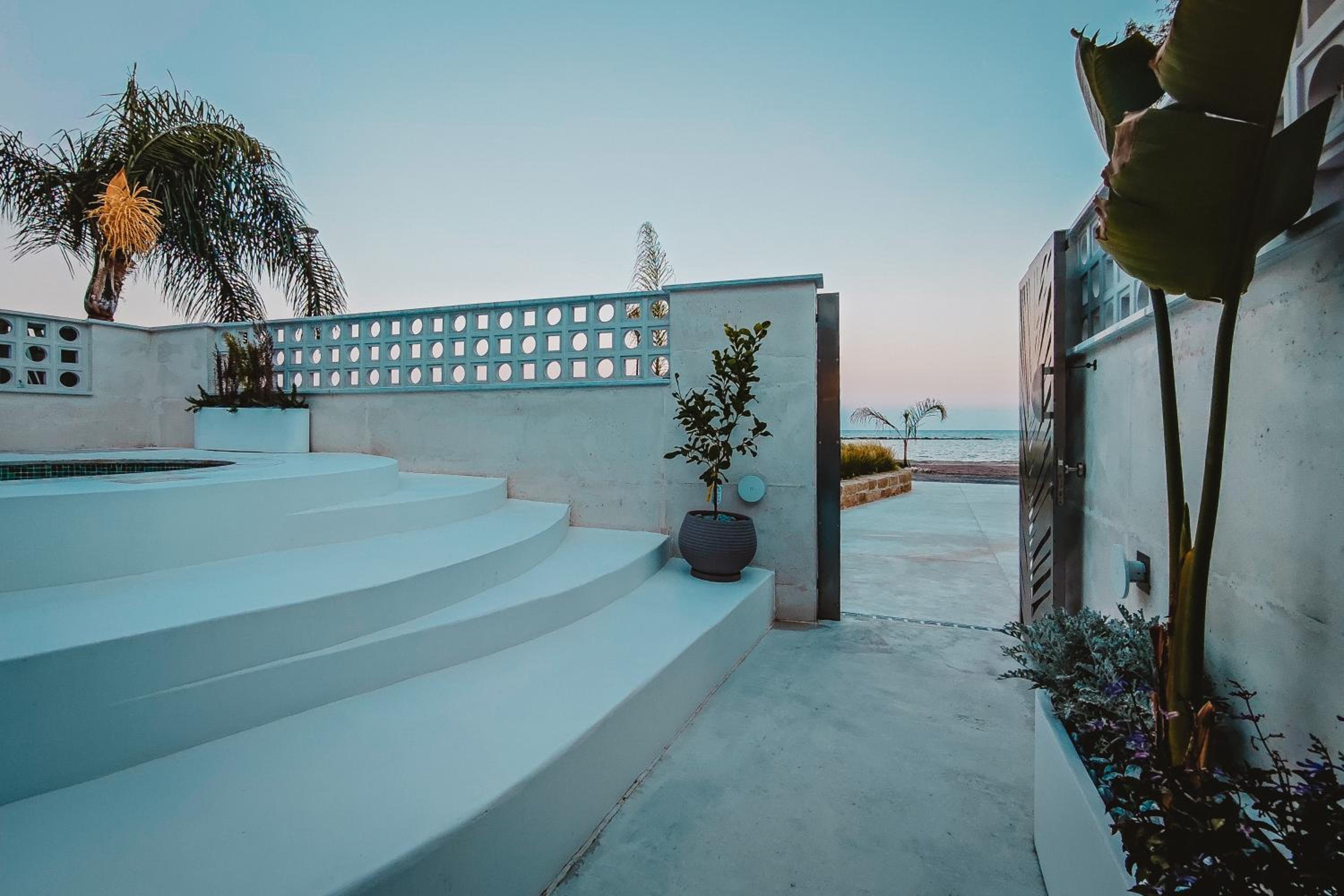 Q Coconuts Seaside Suites