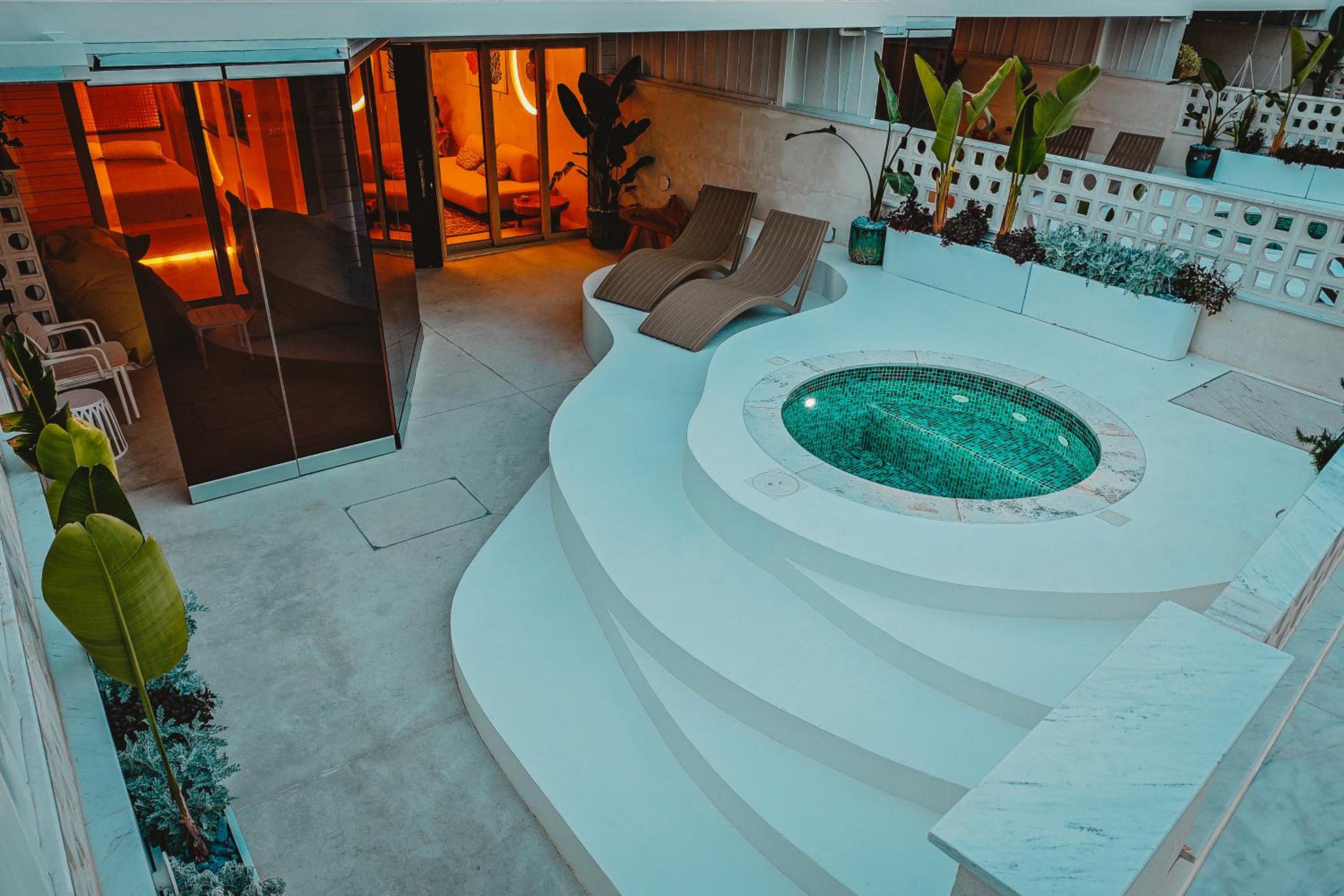 Q Coconuts Seaside Suites