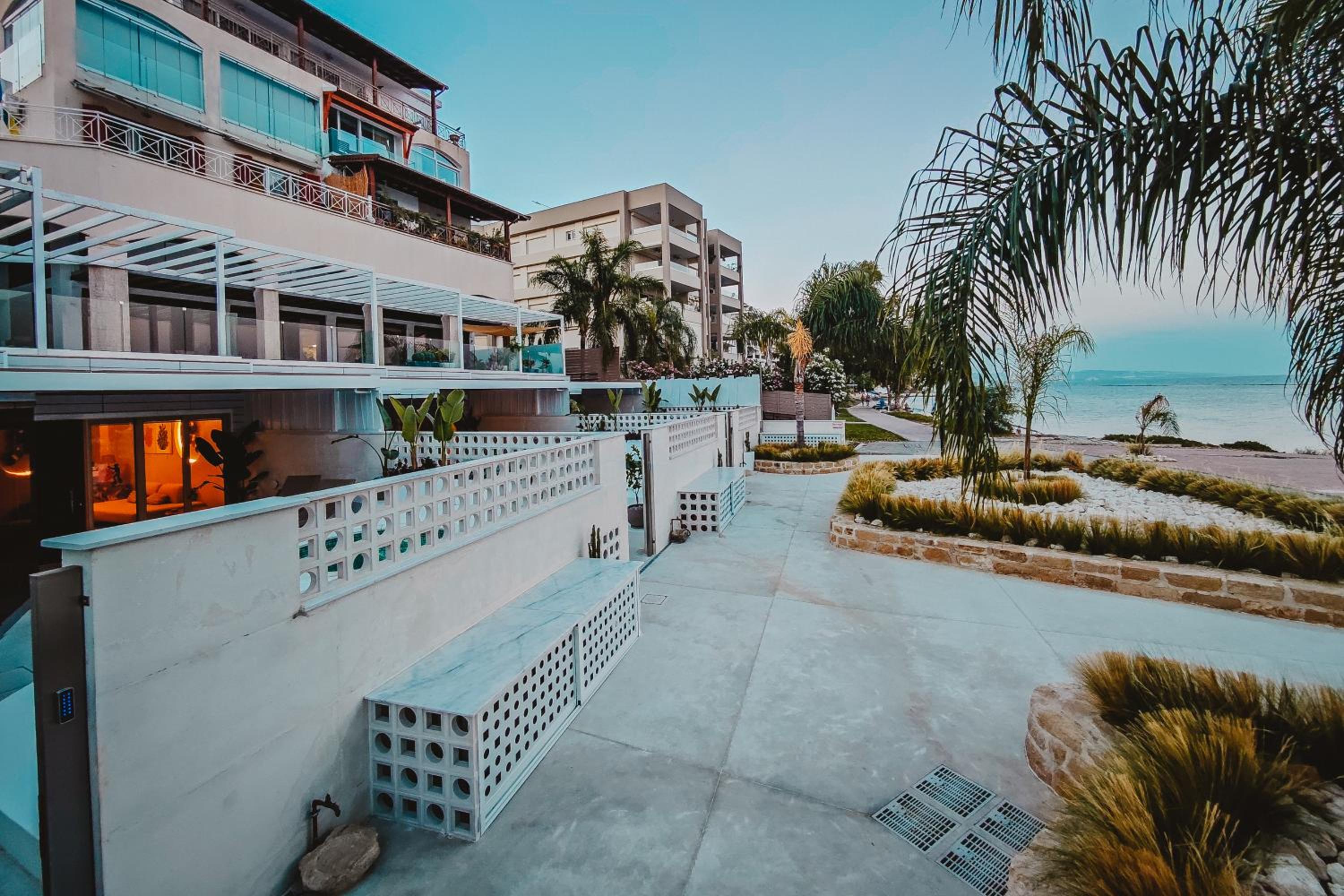 Q Coconuts Seaside Suites