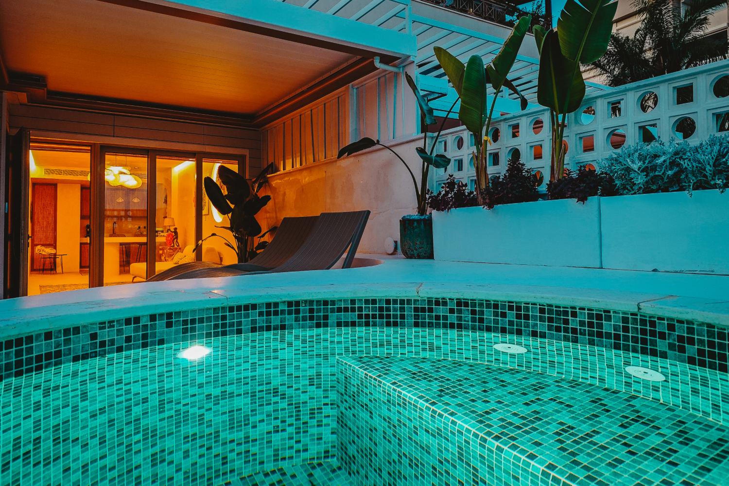 Q Coconuts Seaside Suites