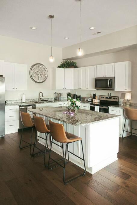 Historic Freshly Renovated 8-Bedroom Townhomes - Downtown Loudon
