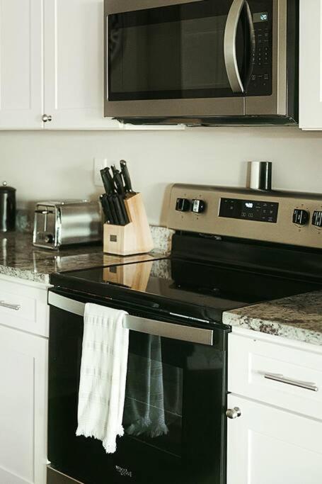 Historic Freshly Renovated 8-Bedroom Townhomes - Downtown Loudon