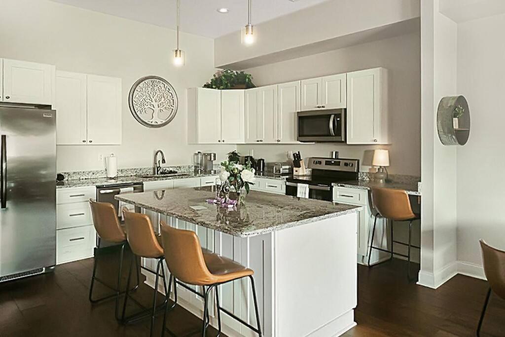 Historic Freshly Renovated 8-Bedroom Townhomes - Downtown Loudon