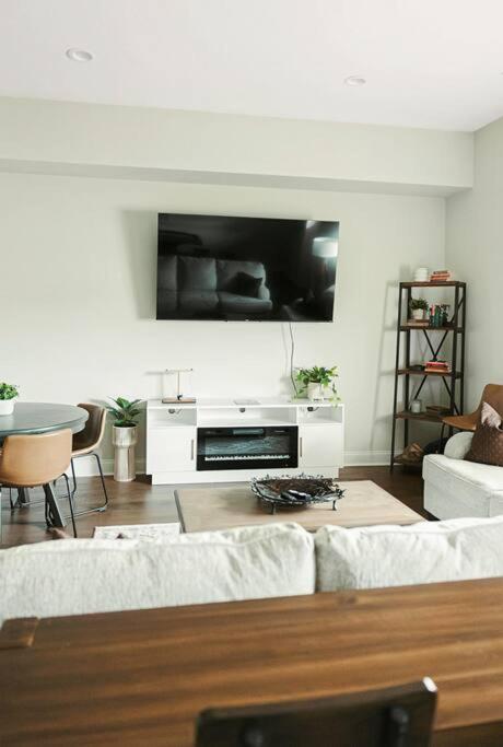 Historic Freshly Renovated 8-Bedroom Townhomes - Downtown Loudon