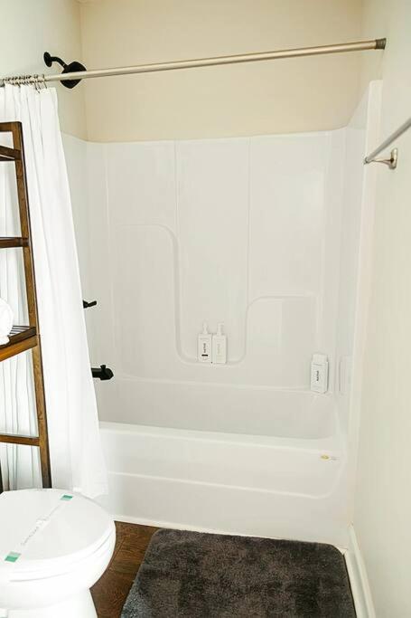 Historic Freshly Renovated 8-Bedroom Townhomes - Downtown Loudon
