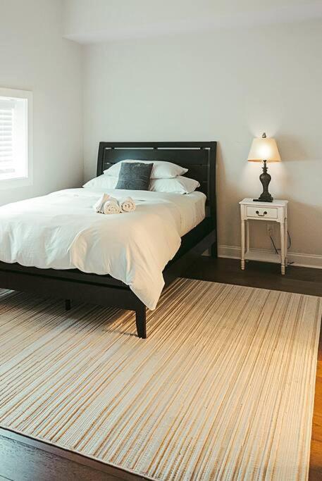 Historic Freshly Renovated 8-Bedroom Townhomes - Downtown Loudon