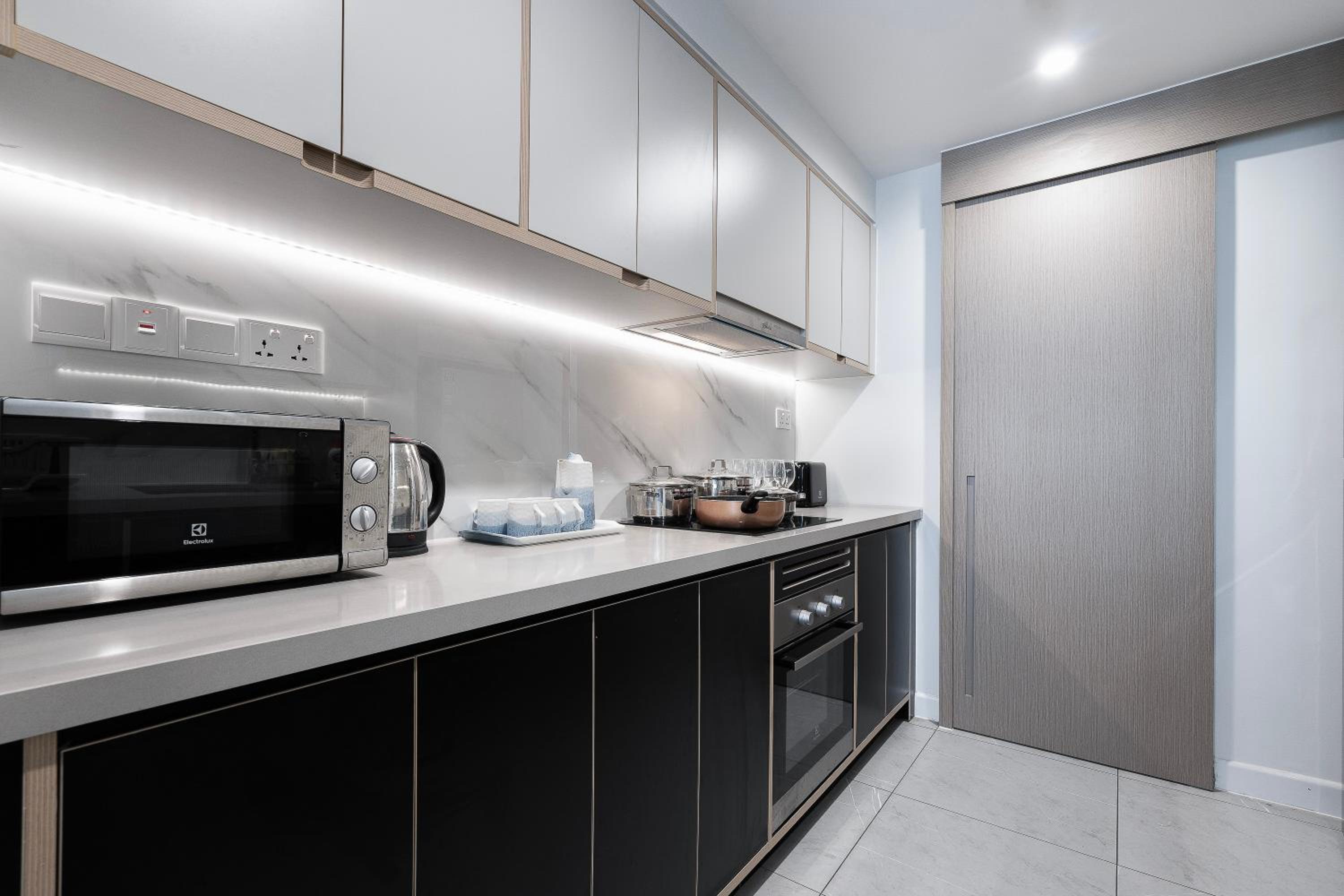 Modern District 1 2BR&3BR D1&Zenity apartment OUTDOOR Jacuzzi Pool