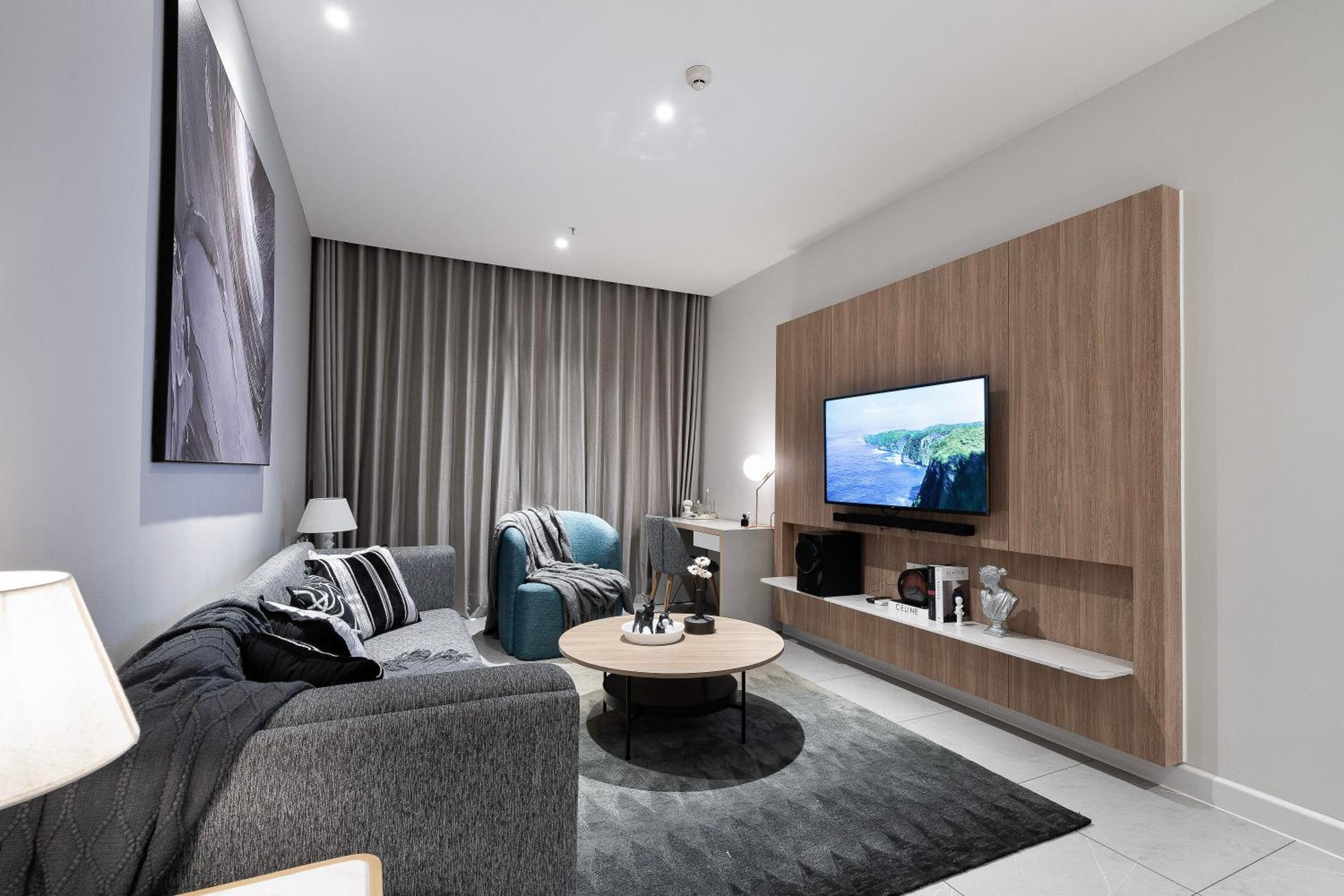 Modern District 1 2BR&3BR D1&Zenity apartment OUTDOOR Jacuzzi Pool