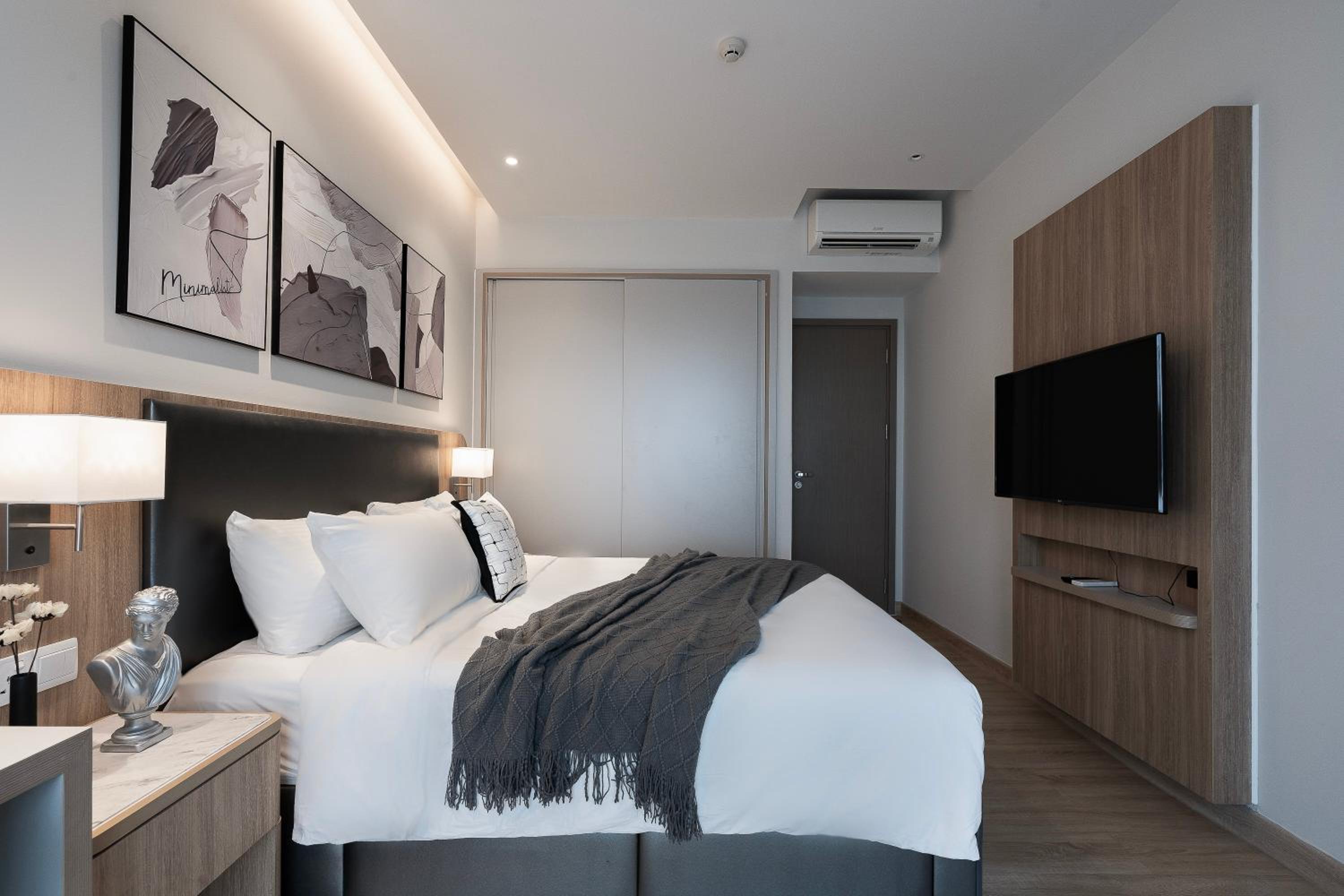 Modern District 1 2BR&3BR D1&Zenity apartment OUTDOOR Jacuzzi Pool