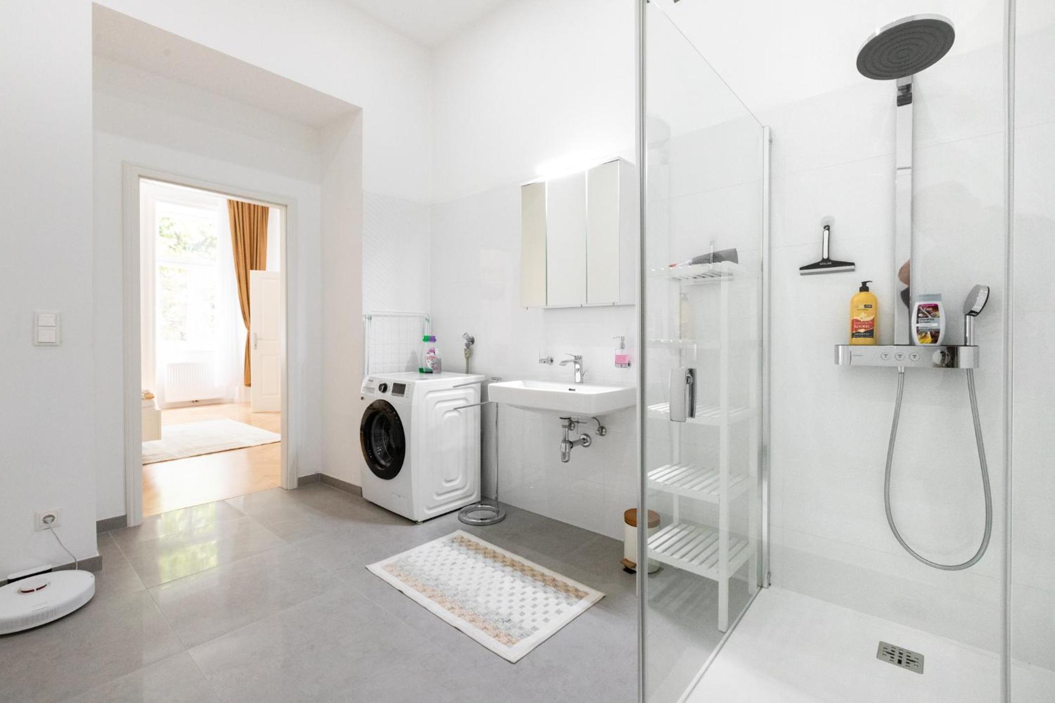 Designer Altbau Apartment, Metro 2 min, Central Vienna