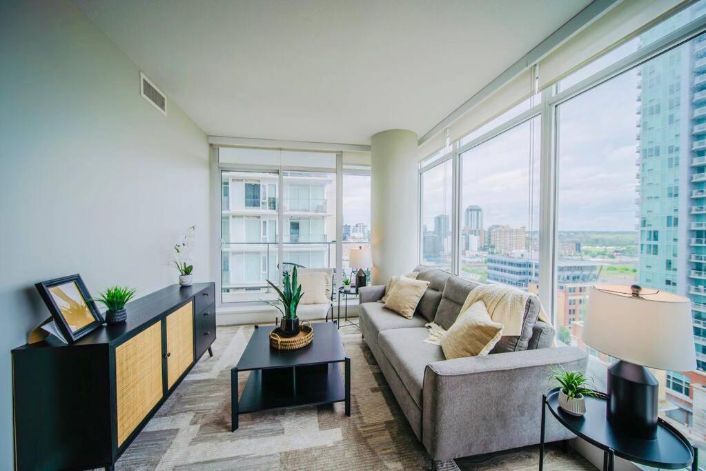 Modern Suite Calgary Downtown 5 min walk Stampede