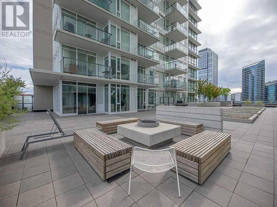 Modern Suite Calgary Downtown 5 min walk Stampede