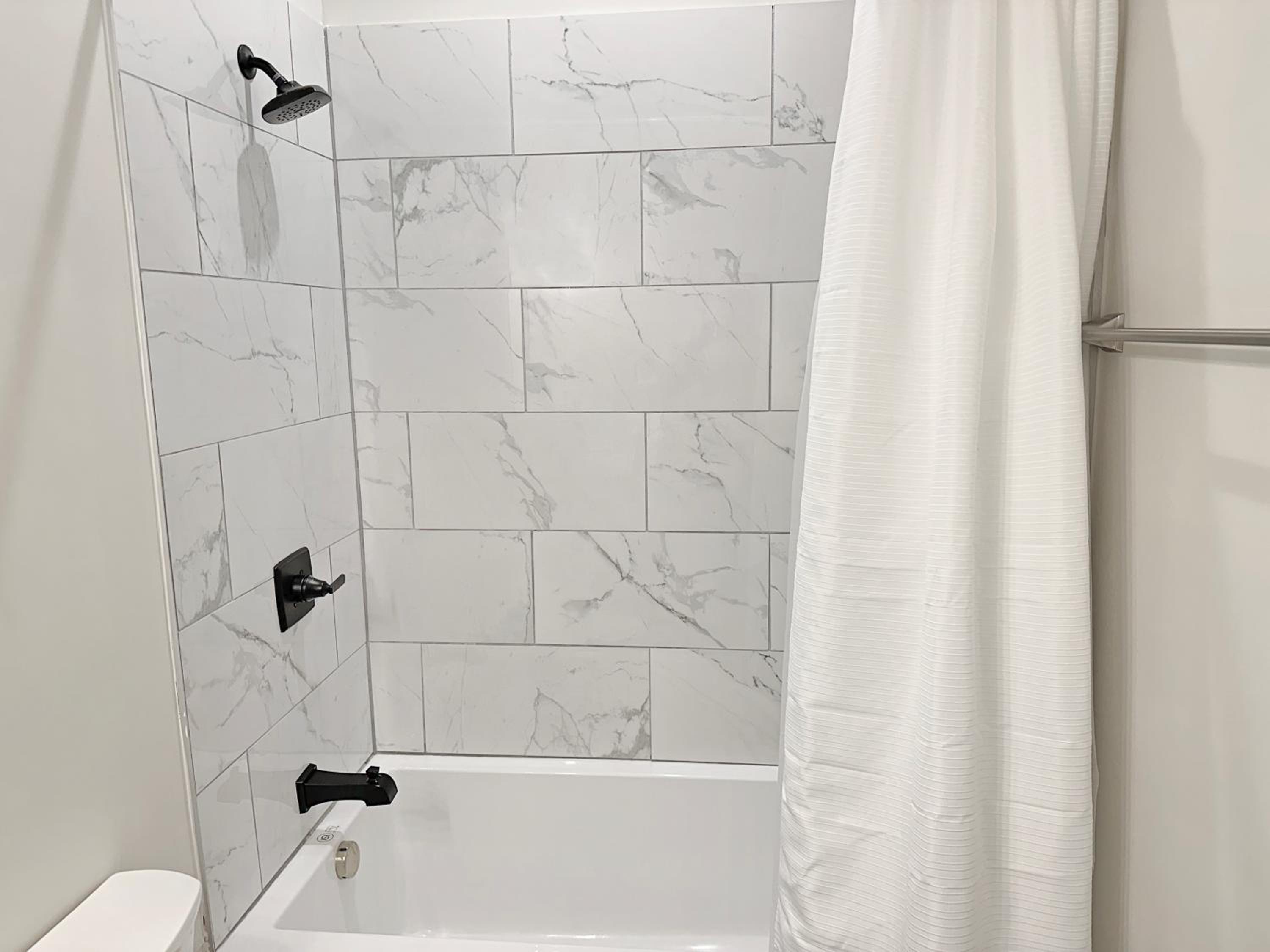 Historic Freshly Renovated 8-Bedroom Townhomes - Downtown Loudon