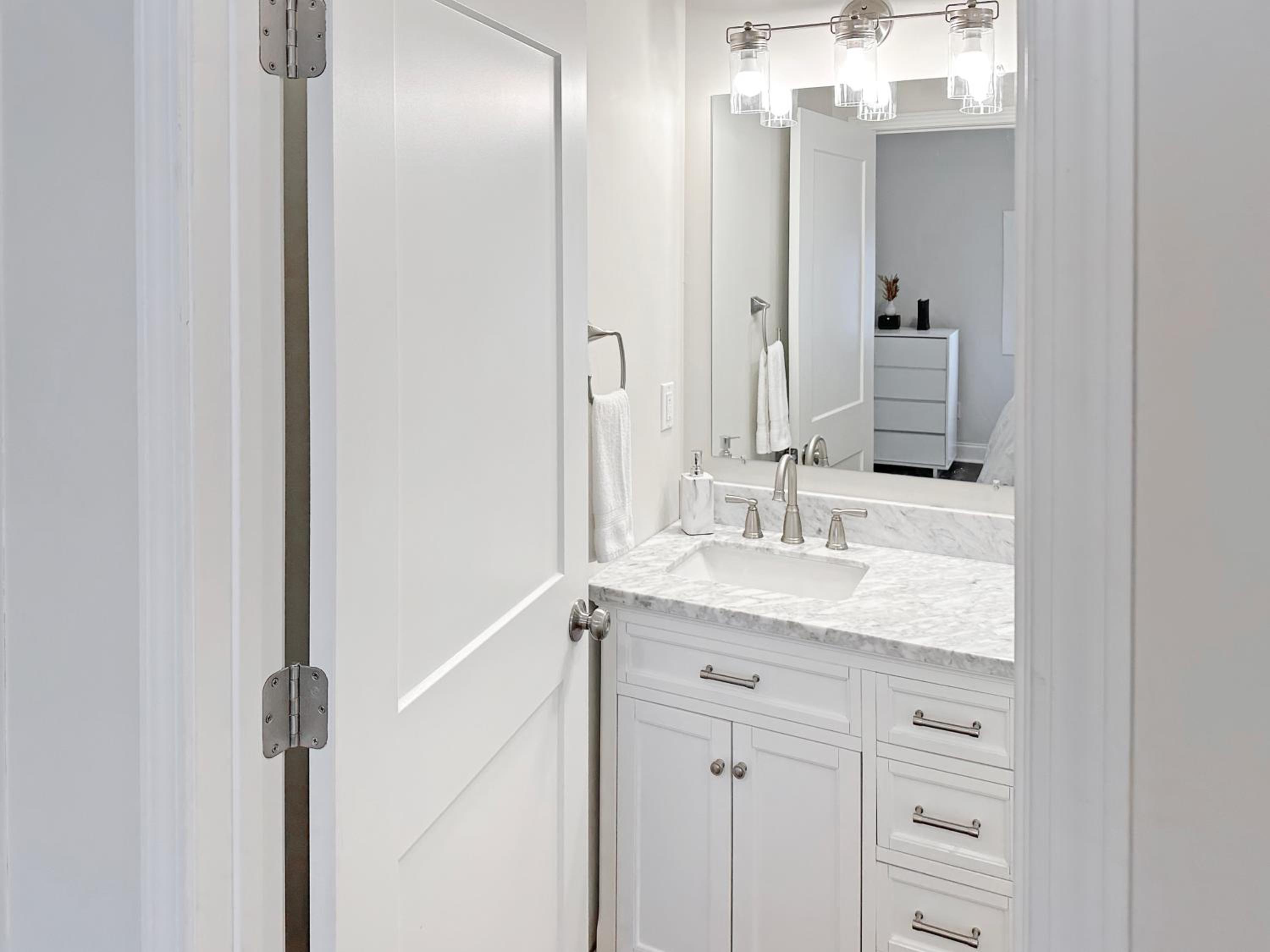 Historic Freshly Renovated 8-Bedroom Townhomes - Downtown Loudon