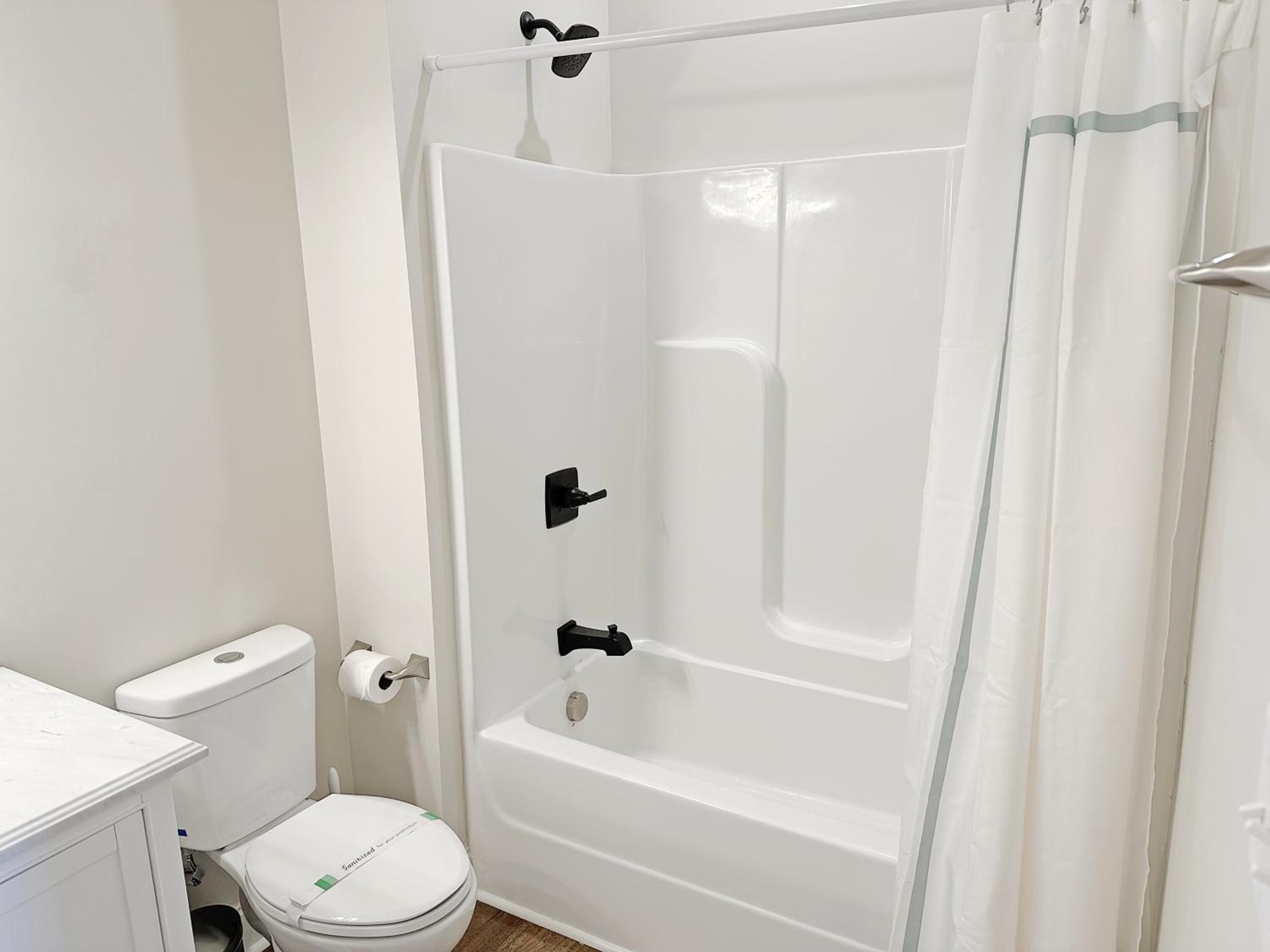 Historic Freshly Renovated 8-Bedroom Townhomes - Downtown Loudon