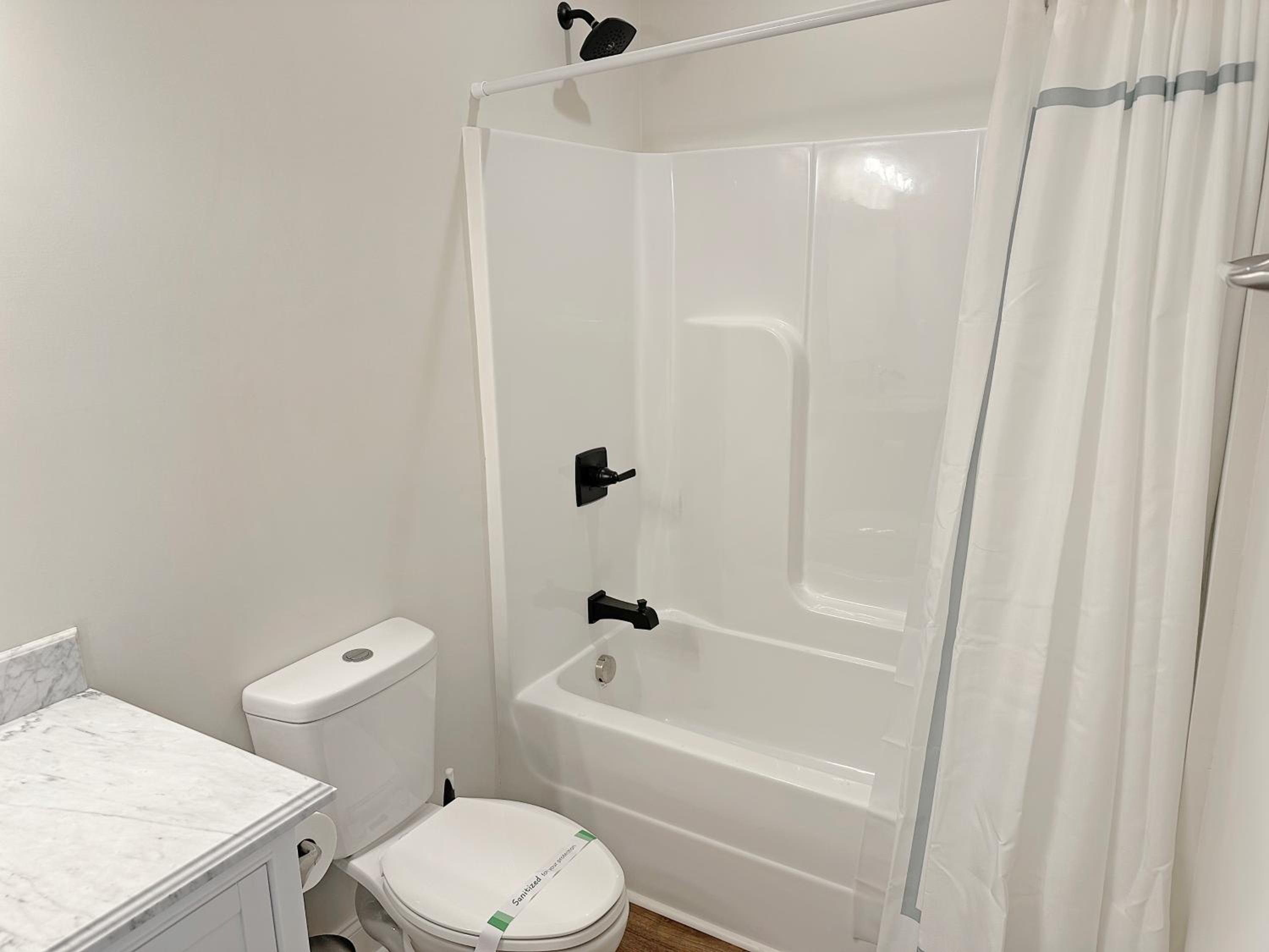 Historic Freshly Renovated 8-Bedroom Townhomes - Downtown Loudon