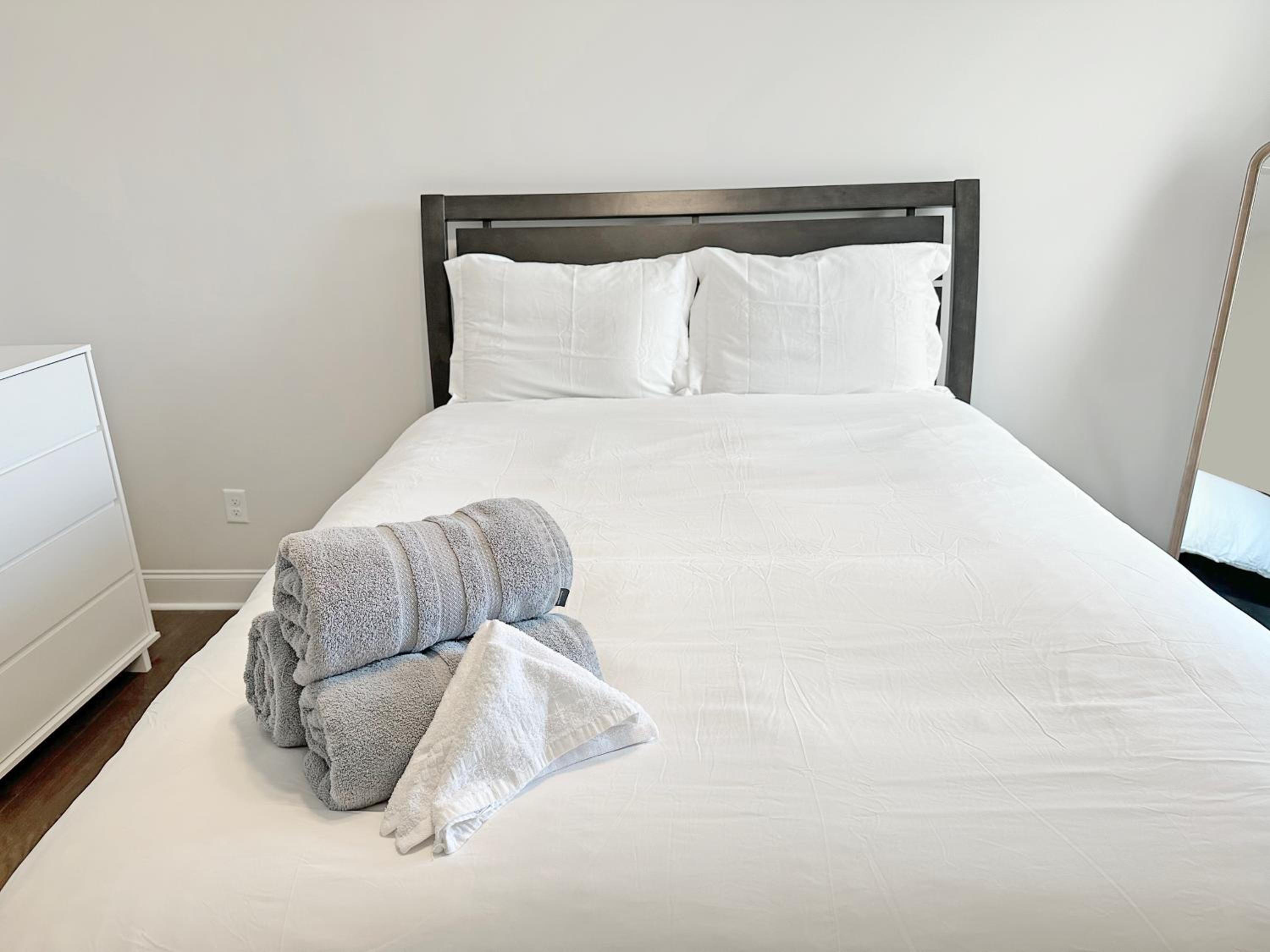 Historic Freshly Renovated 8-Bedroom Townhomes - Downtown Loudon