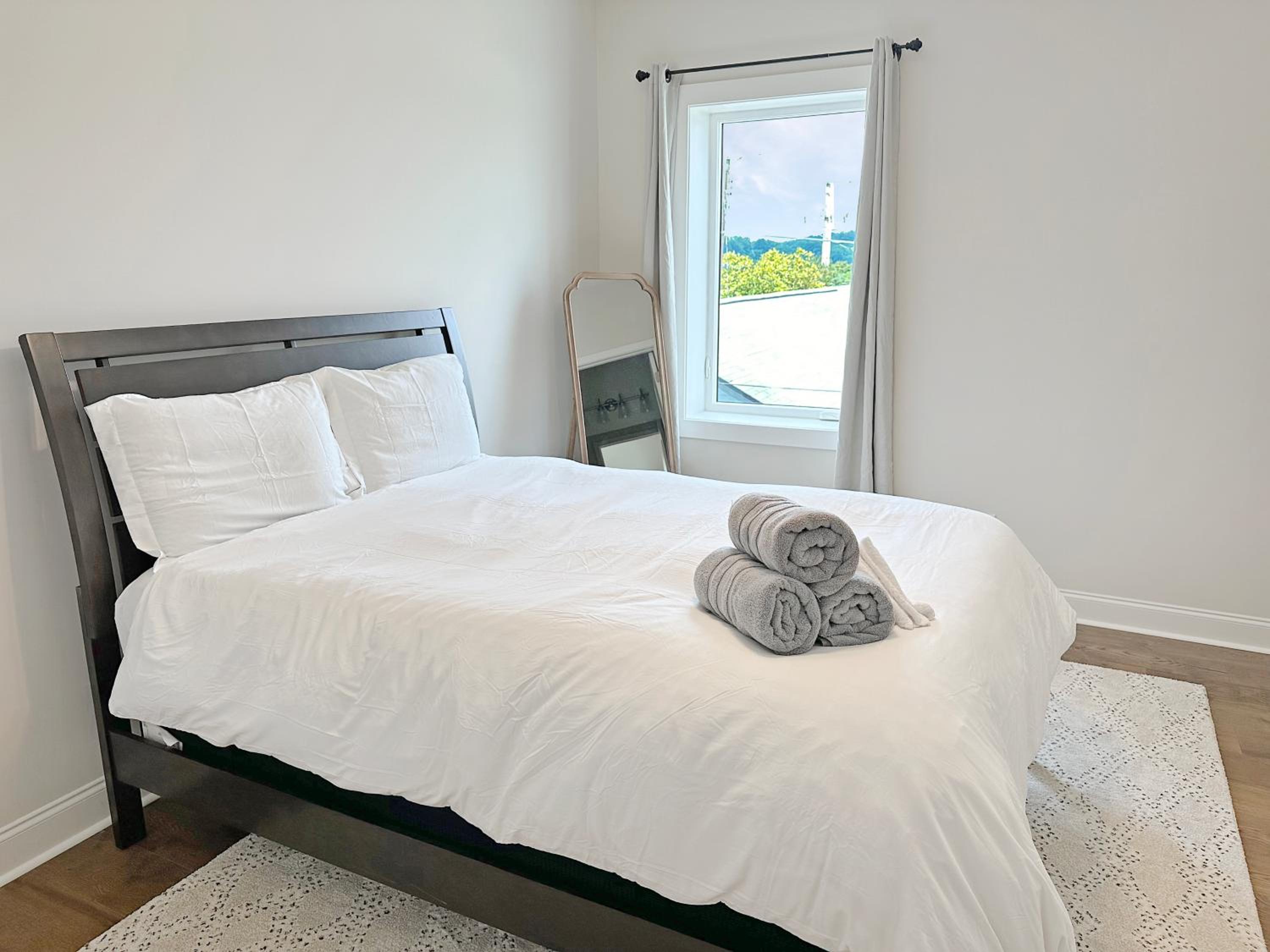 Historic Freshly Renovated 8-Bedroom Townhomes - Downtown Loudon