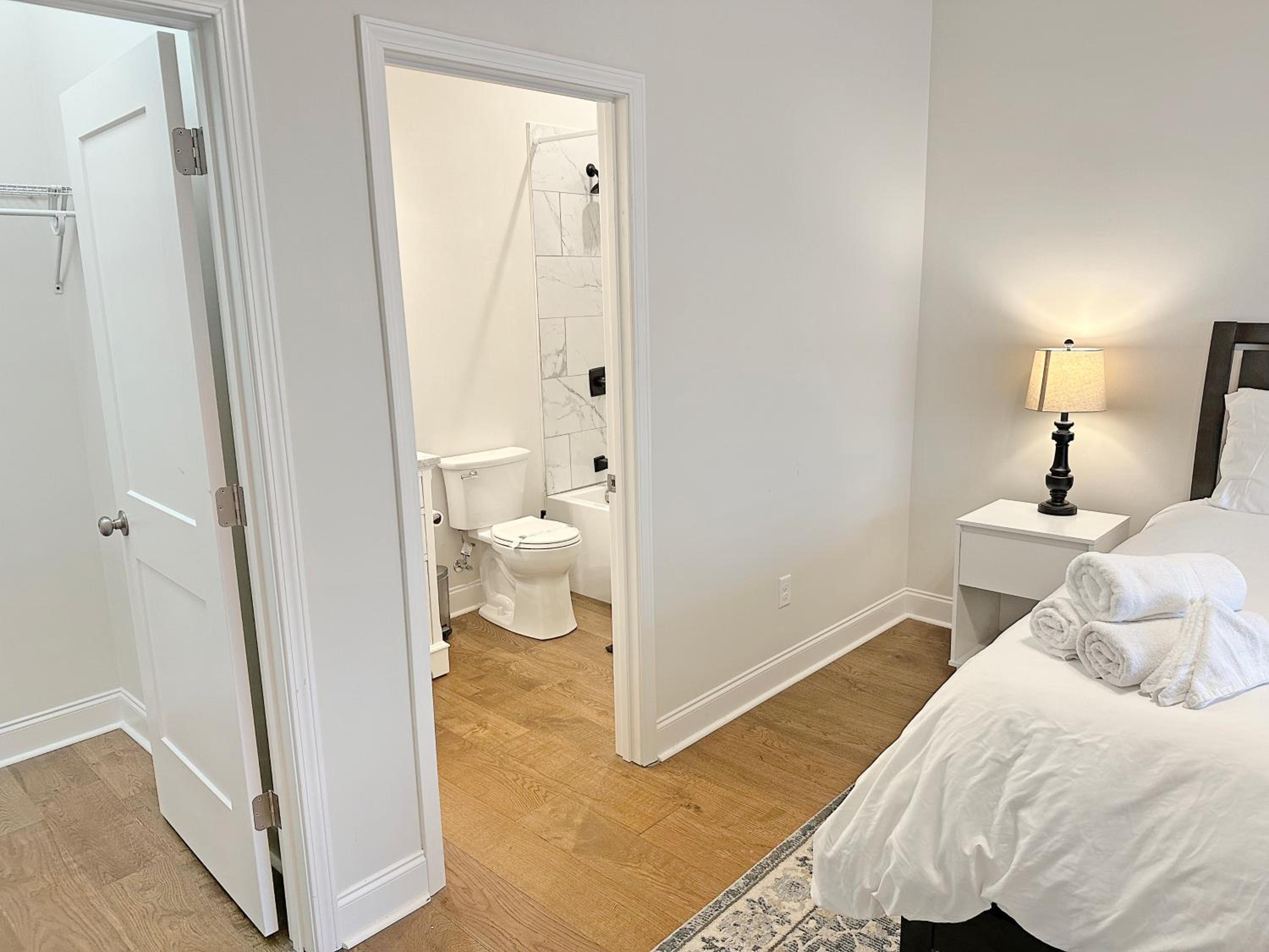 Historic Freshly Renovated 8-Bedroom Townhomes - Downtown Loudon