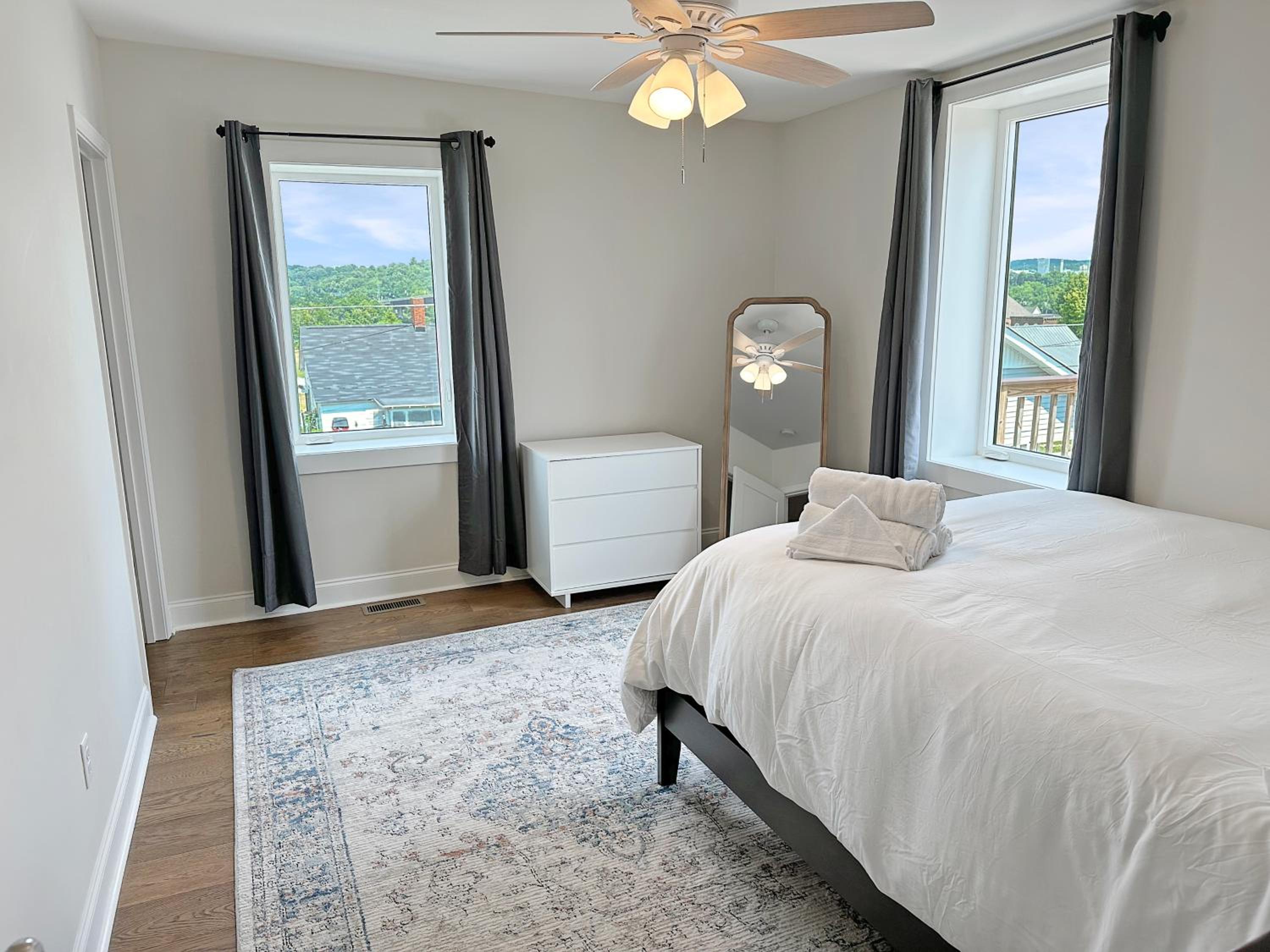 Historic Freshly Renovated 8-Bedroom Townhomes - Downtown Loudon