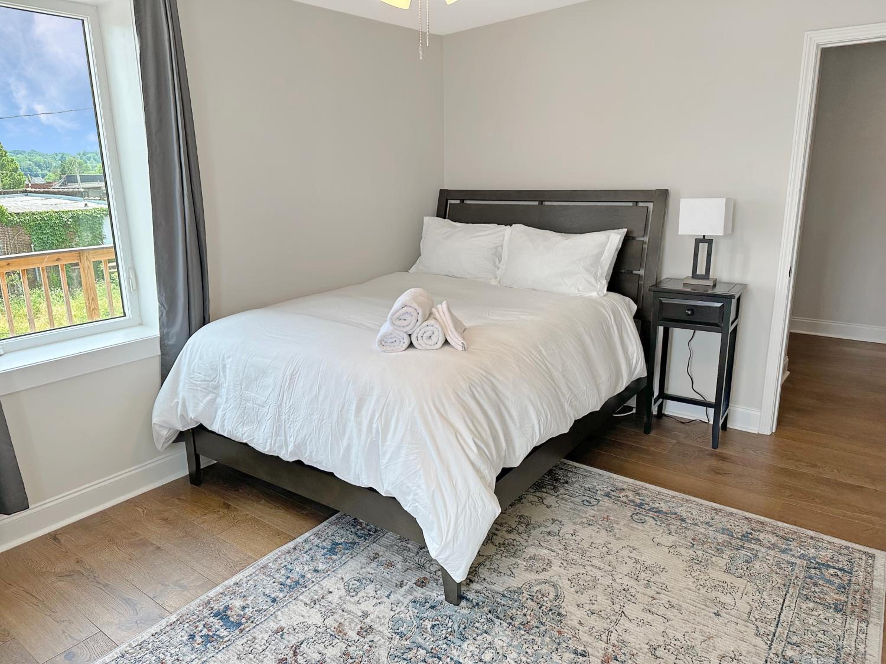 Historic Freshly Renovated 8-Bedroom Townhomes - Downtown Loudon