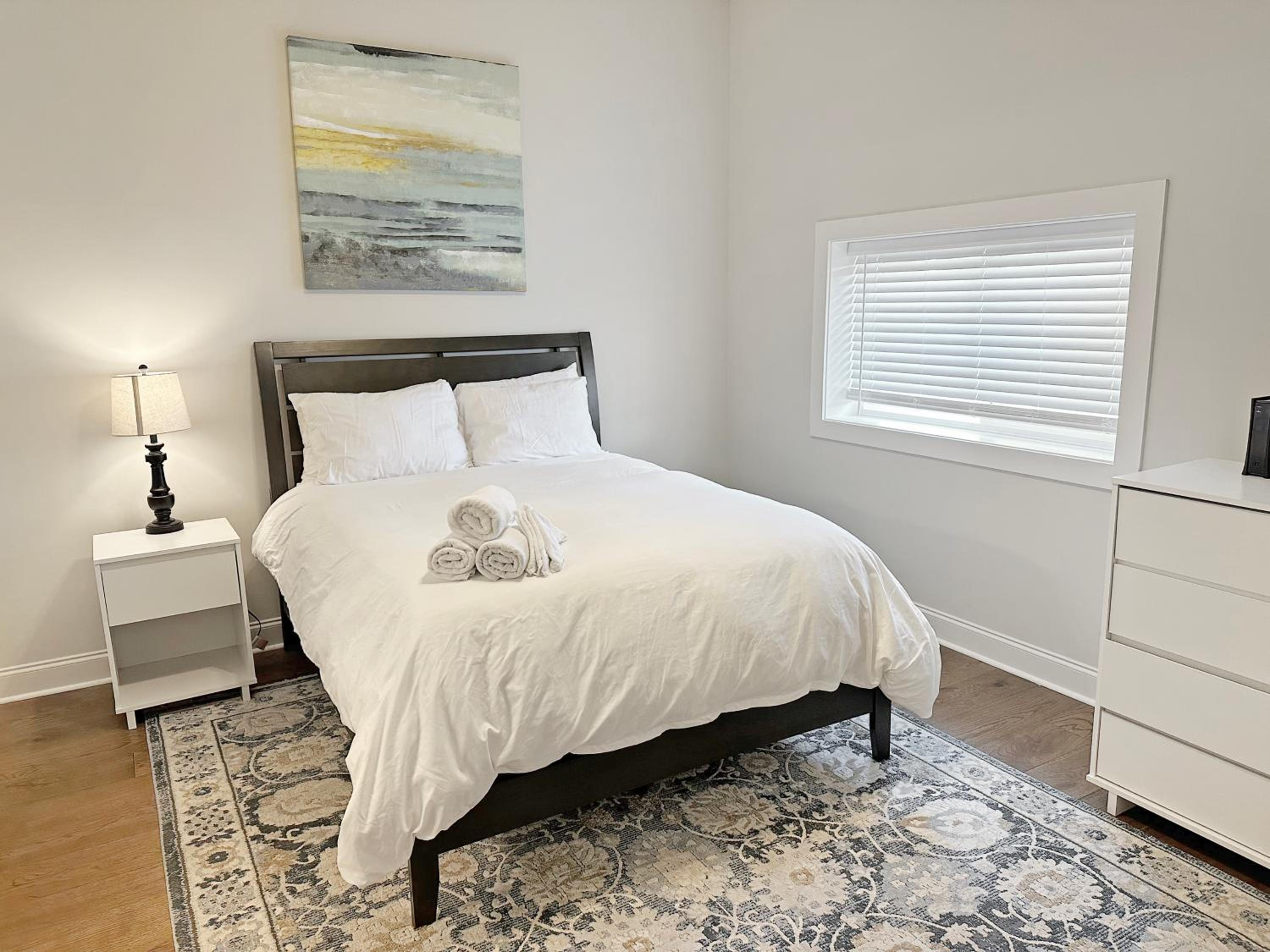 Historic Freshly Renovated 8-Bedroom Townhomes - Downtown Loudon