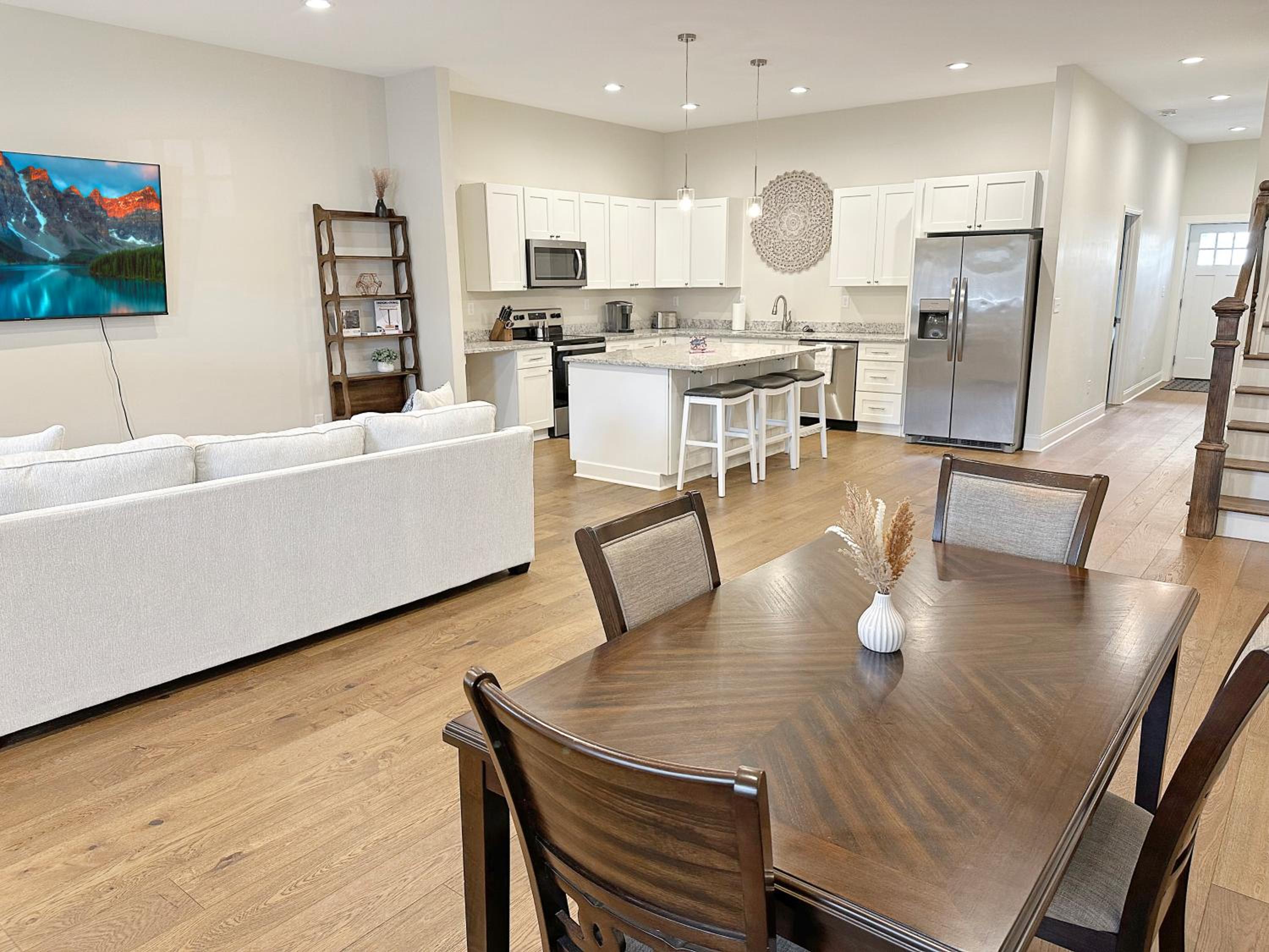 Historic Freshly Renovated 8-Bedroom Townhomes - Downtown Loudon