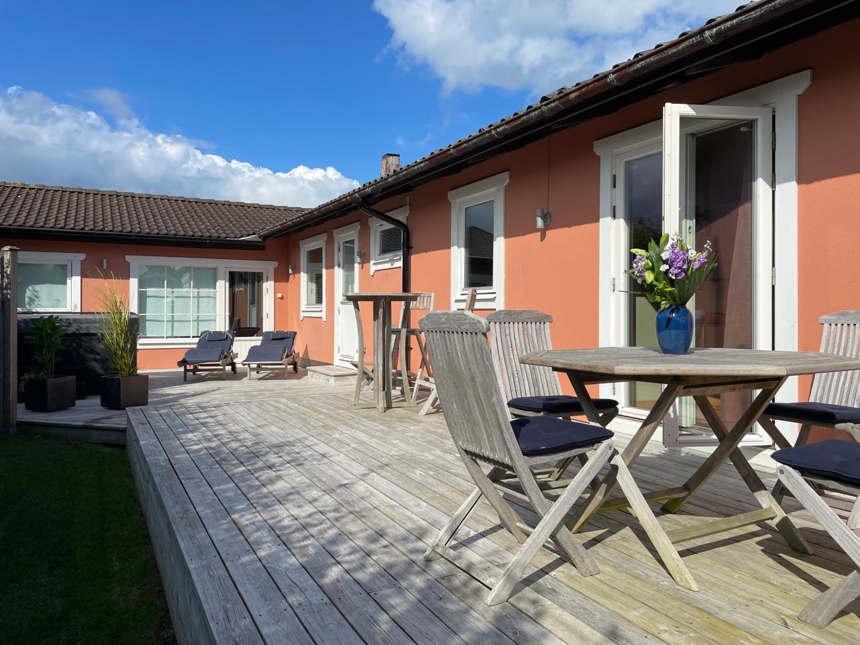 Modern 1 plans villa med jacuzzi och skön trädgård view 5