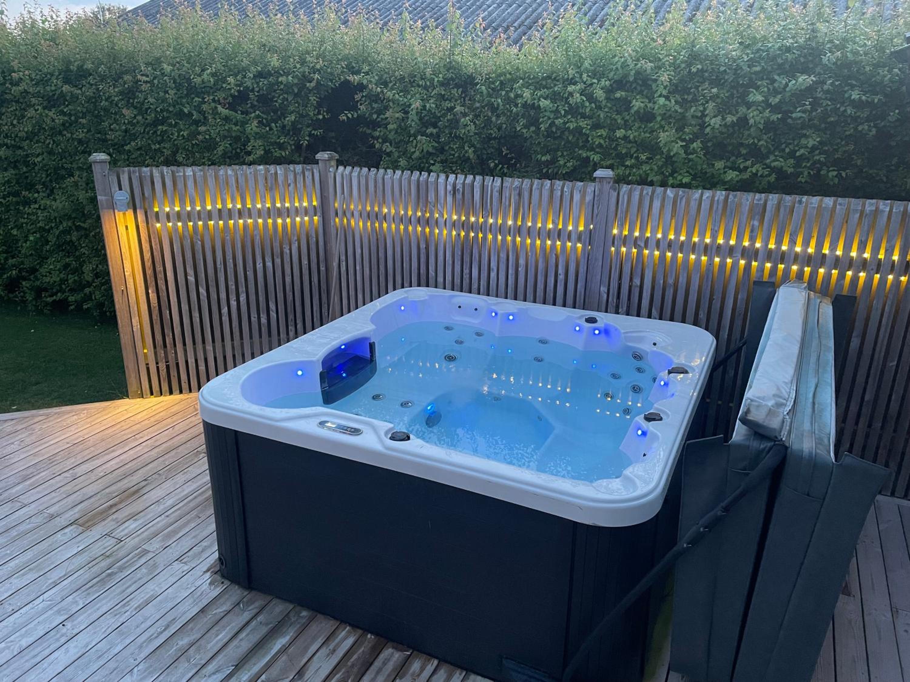 Modern 1 plans villa med jacuzzi och skön trädgård view 2