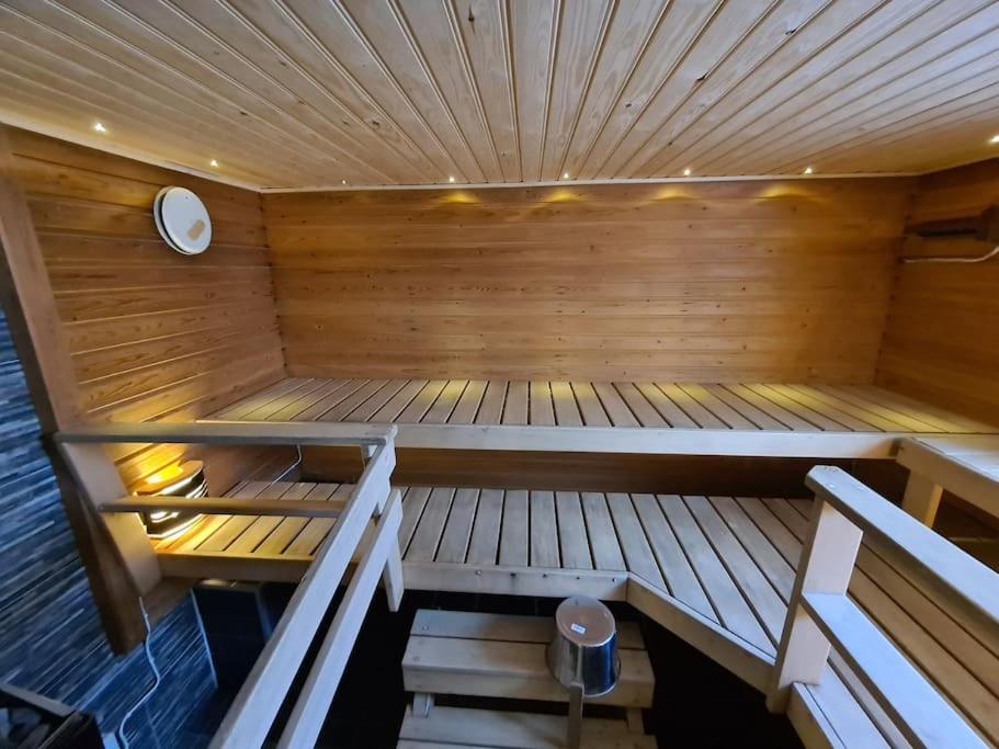 Kurren tupa linnunlaulun keskellä, saunomismahdollisuus