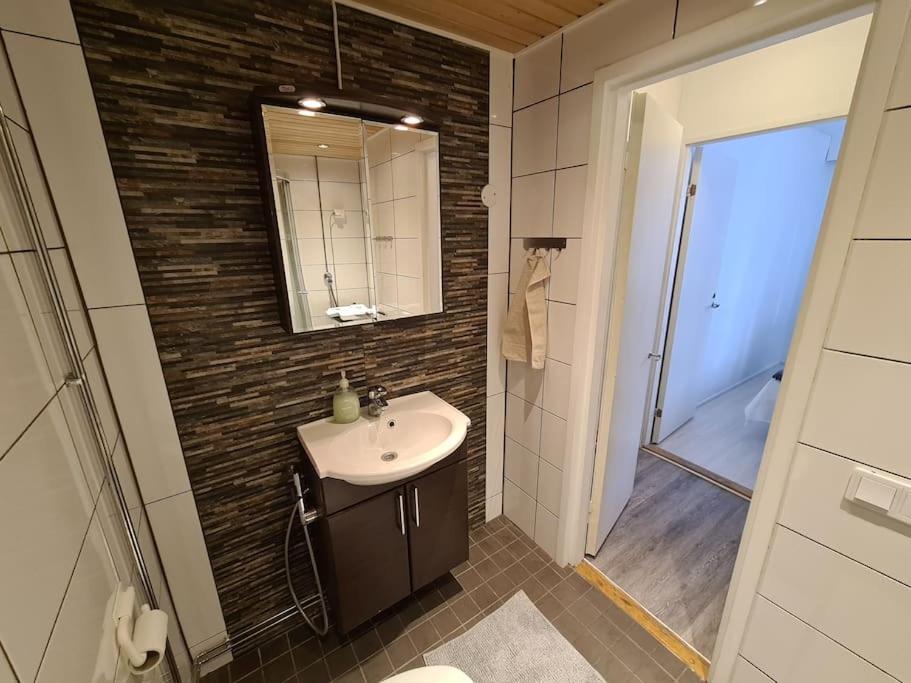 Kurren tupa linnunlaulun keskellä, saunomismahdollisuus