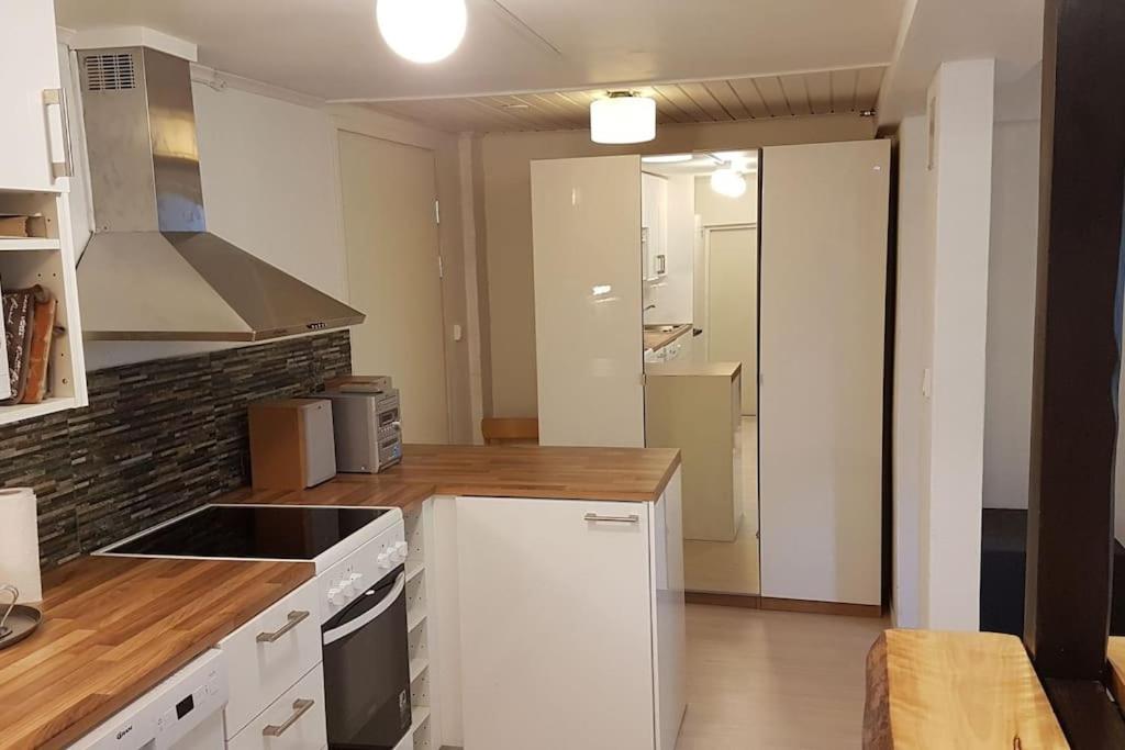 Kurren tupa linnunlaulun keskellä, saunomismahdollisuus