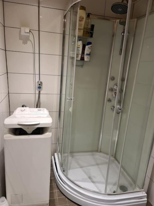 Kurren tupa linnunlaulun keskellä, saunomismahdollisuus
