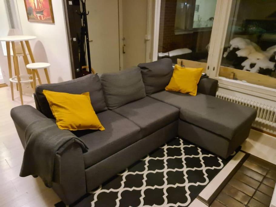 Kurren tupa linnunlaulun keskellä, saunomismahdollisuus