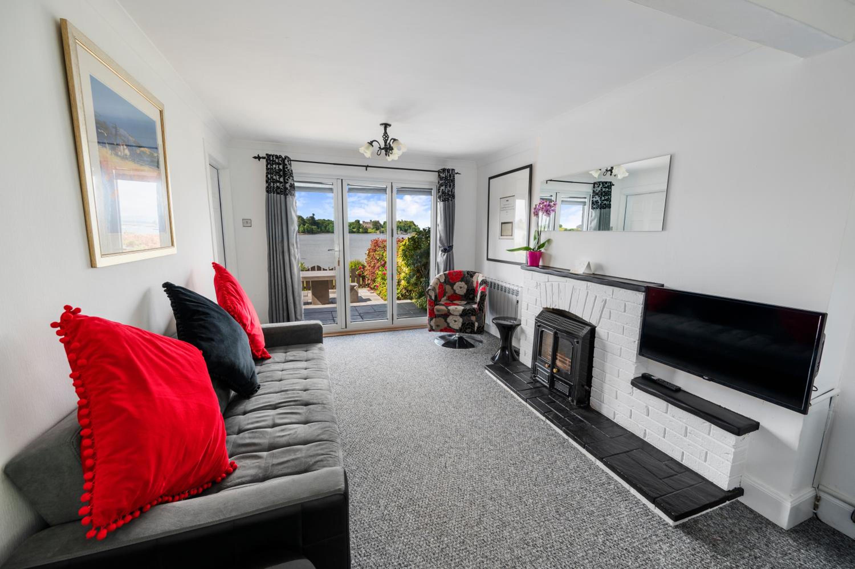 Shoreline Cottage - Historic Castle & Bay Views view 4