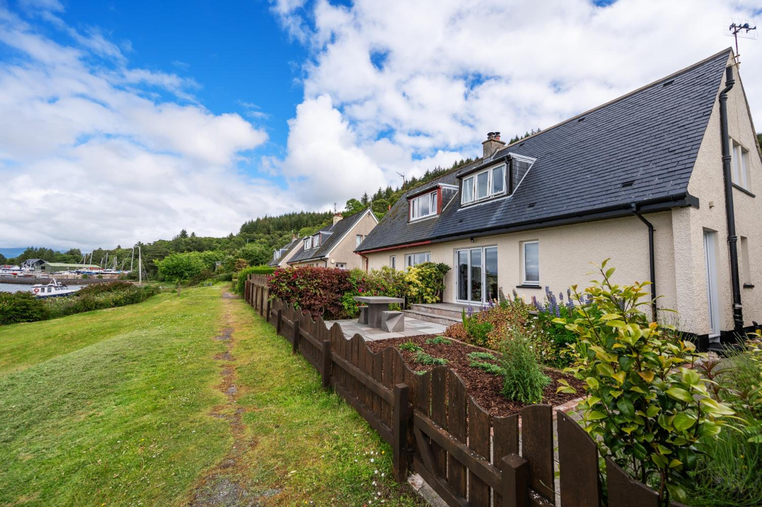 Shoreline Cottage - Historic Castle & Bay Views view 2