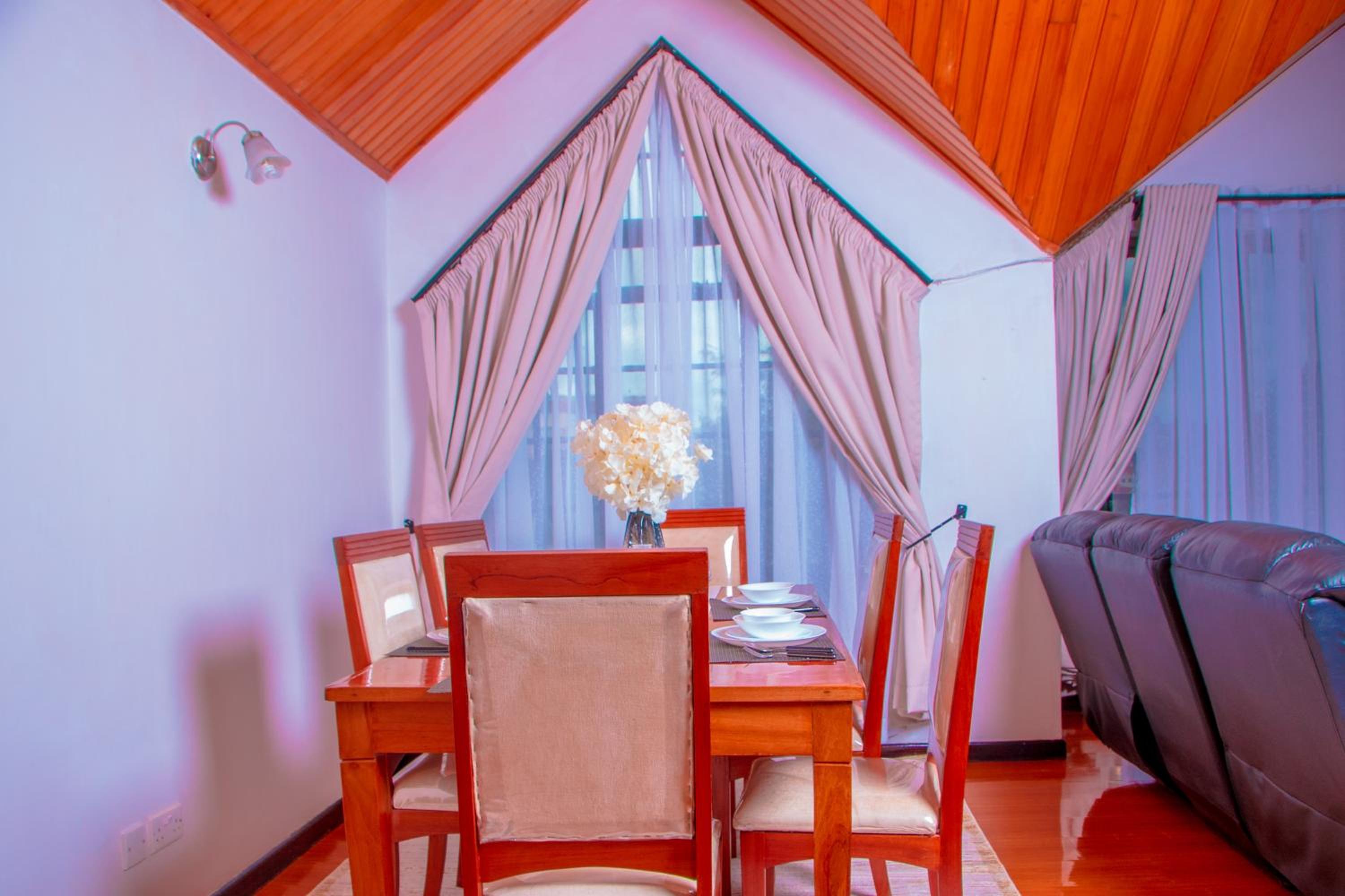 Fstar Luxury penthouse 2 bedroom plus servant quarter view 4