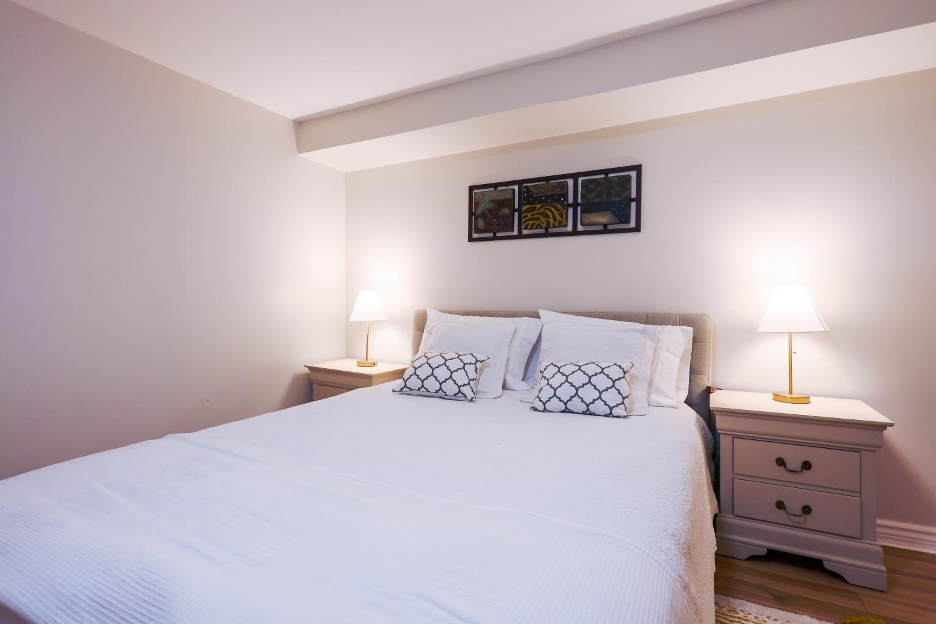 1,200sq ft comfy home, perfect location, luxury bedding, feels like home!