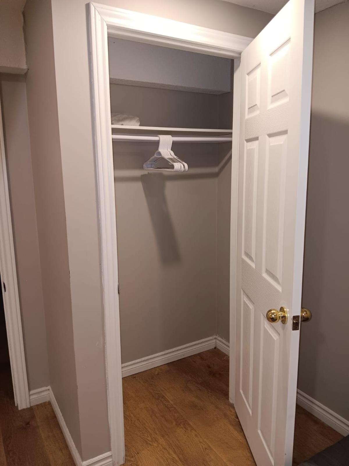 Kitchener Homestay Downtown Vibes - Restaurants & Shopping
