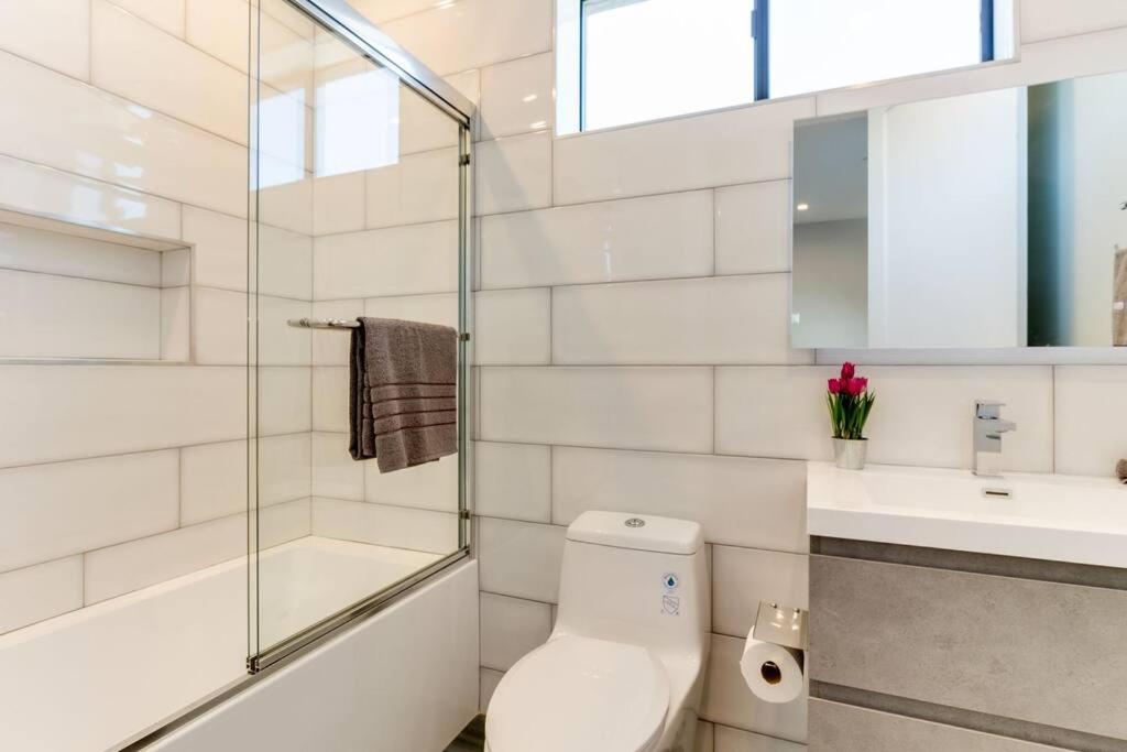 Modern 4 Bedroom Masterpiece With Rooftop Deck