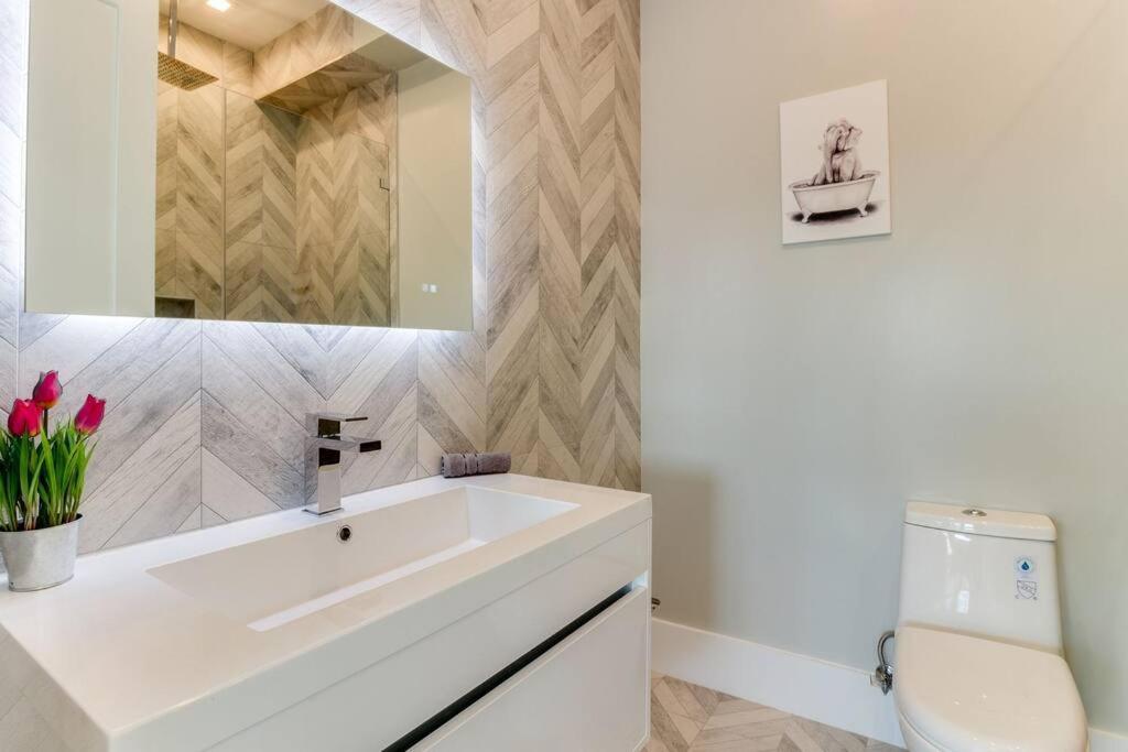 Modern 4 Bedroom Masterpiece With Rooftop Deck