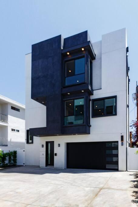 Modern 4 Bedroom Masterpiece With Rooftop Deck