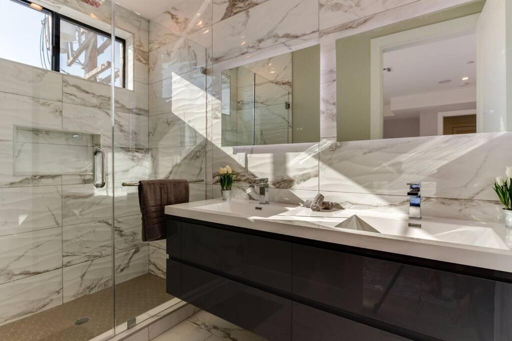 Modern 4 Bedroom Masterpiece With Rooftop Deck