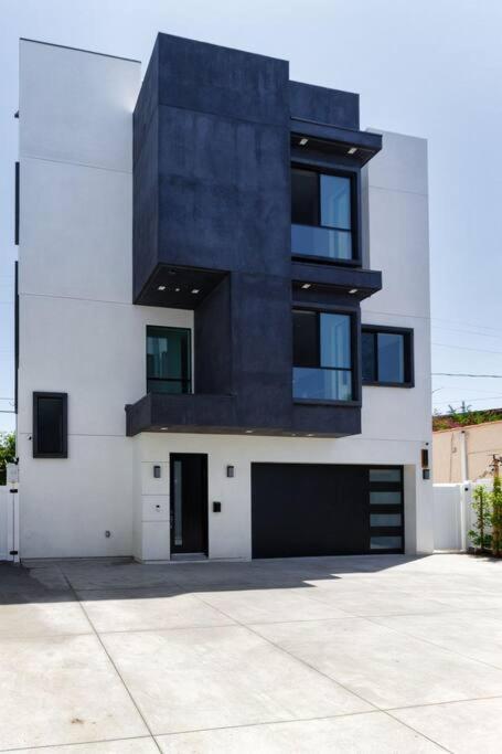Modern 4 Bedroom Masterpiece With Rooftop Deck