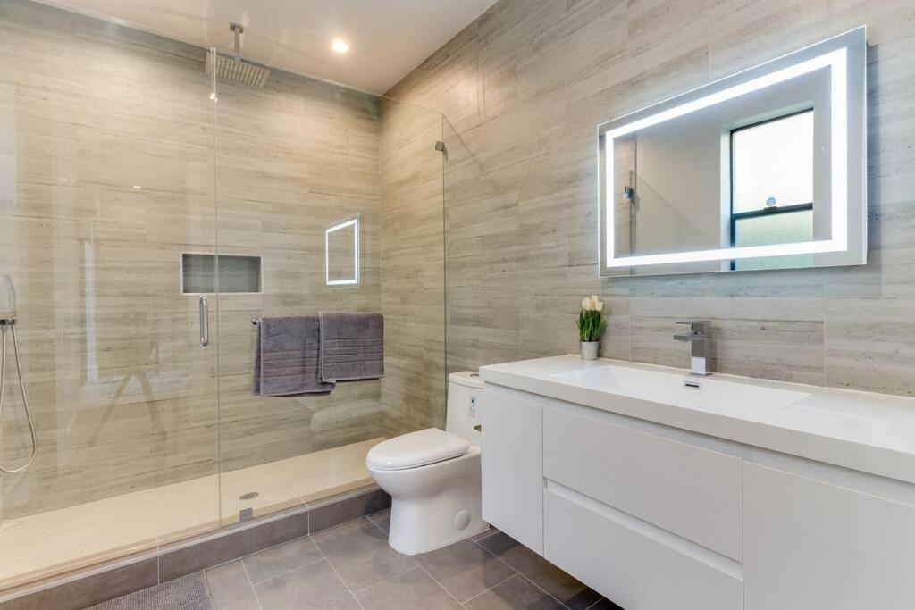 Modern 4 Bedroom Masterpiece With Rooftop Deck