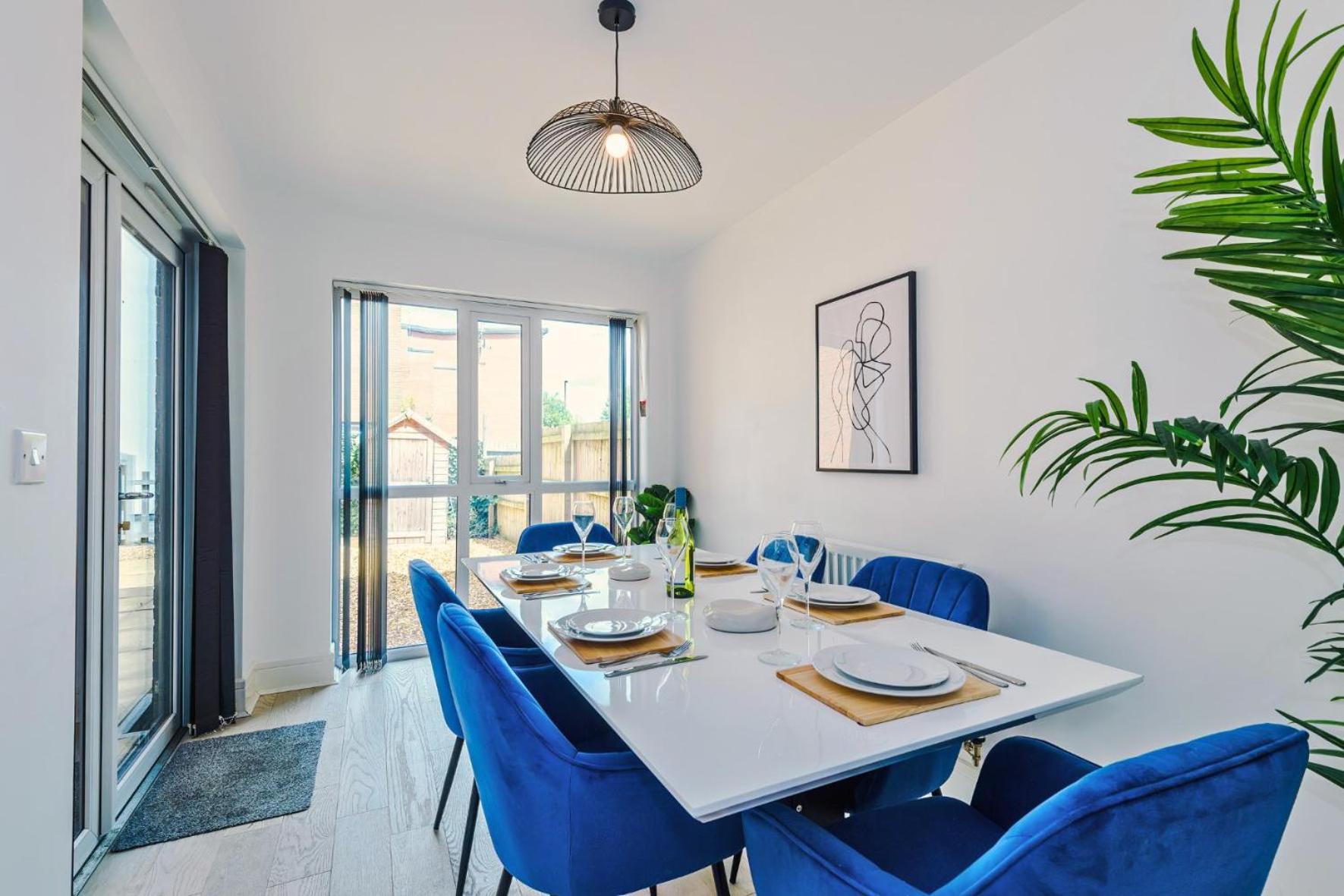 Bridgewater House by Truestays - NEW 3 Bedroom House in Stoke-on-Trent view 4